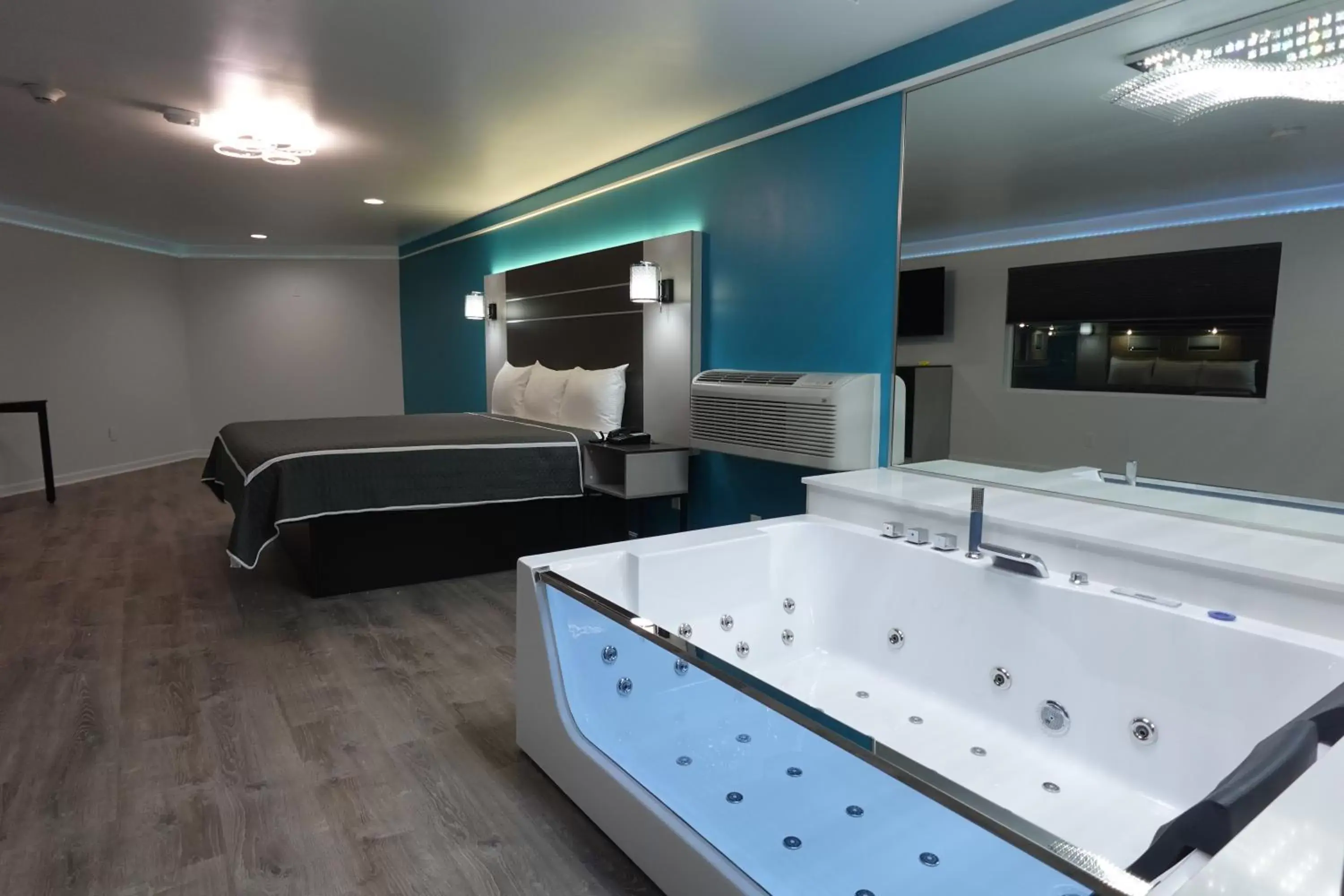 Hot Tub, Bathroom in Blue Beach Motel Providence North Kingstown