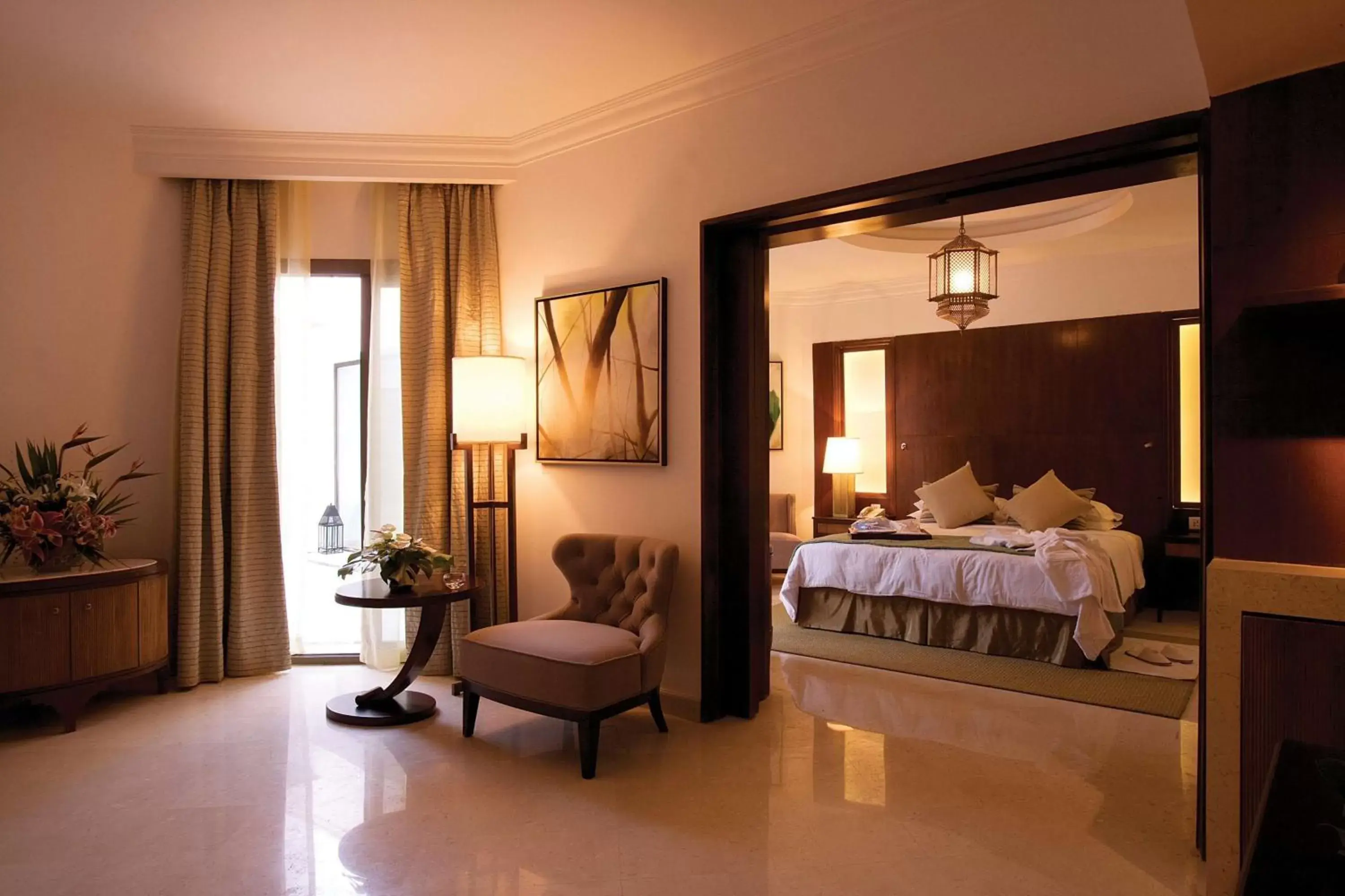 Living room, Bed in Hilton Luxor Resort & Spa