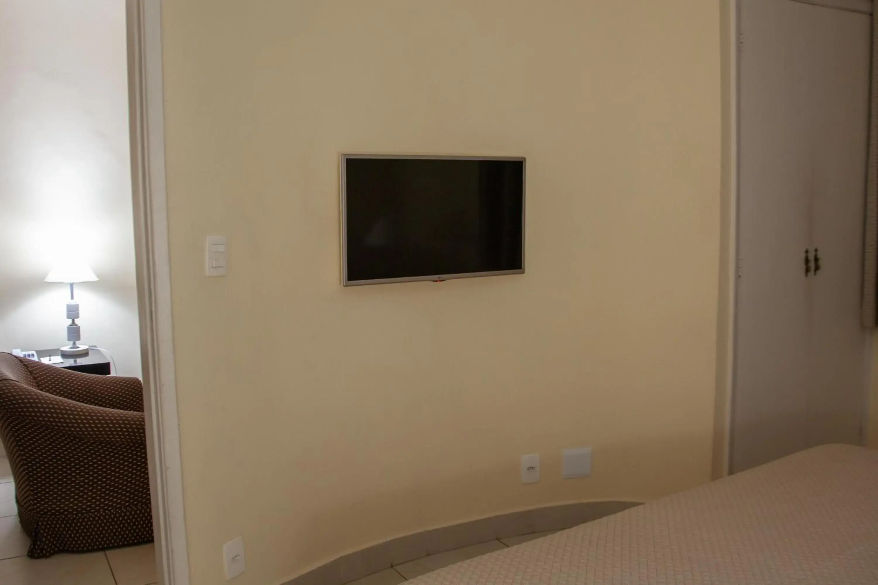 TV and multimedia, TV/Entertainment Center in San Michel Hotel