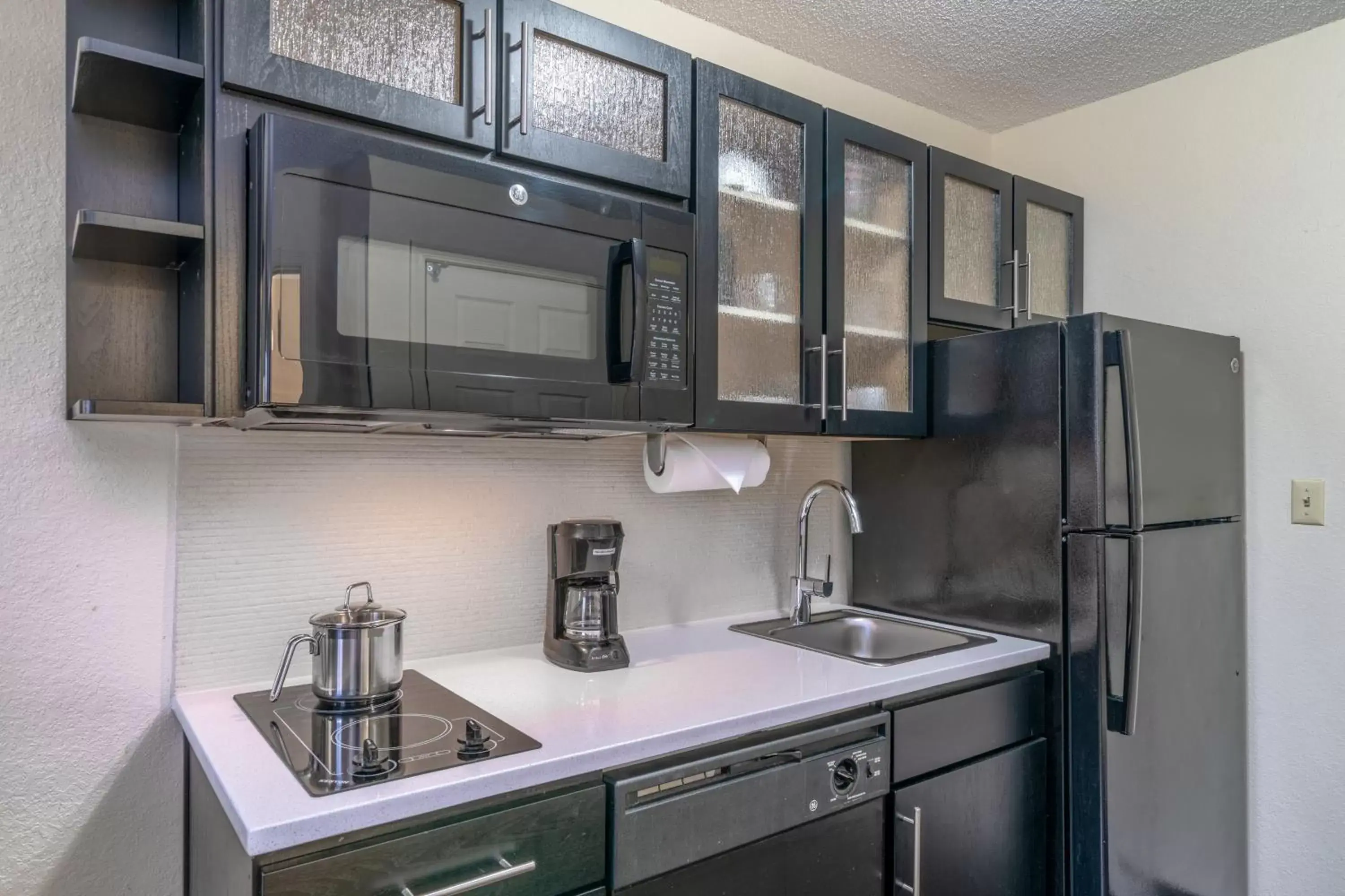 Photo of the whole room, Kitchen/Kitchenette in Candlewood Suites Washington-Fairfax, an IHG Hotel