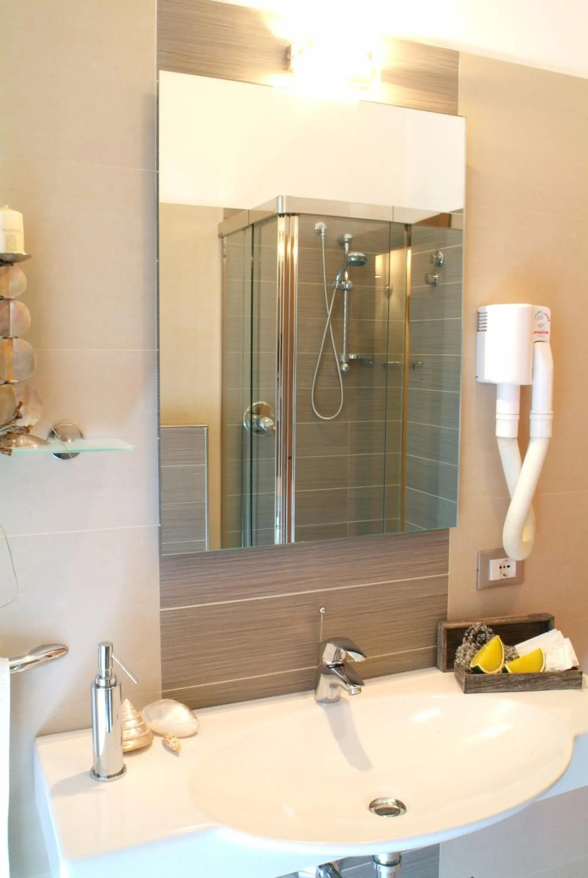 Shower, Bathroom in Hotel Villa Paola