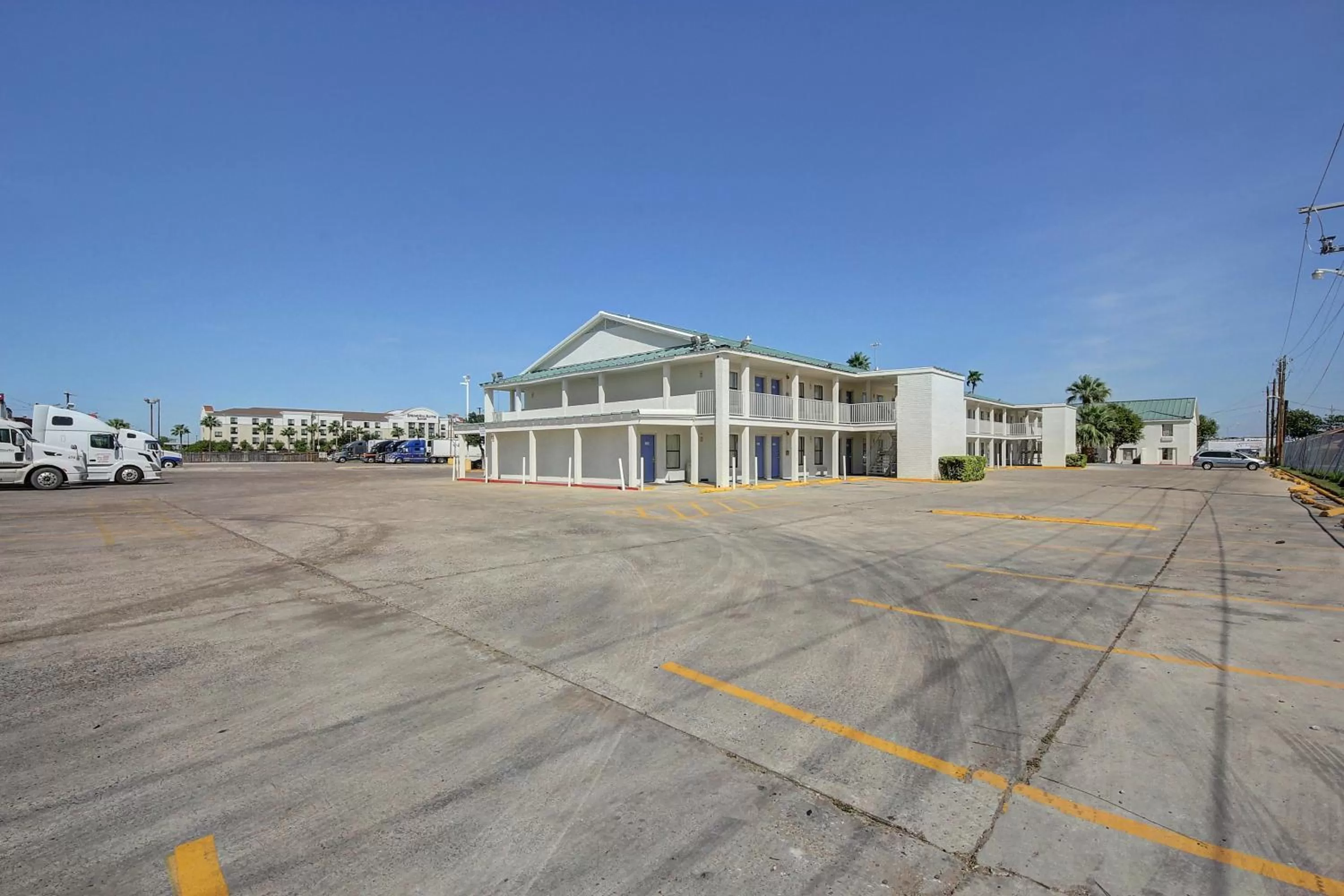 Property building in Motel 6-Laredo, TX - North I-35