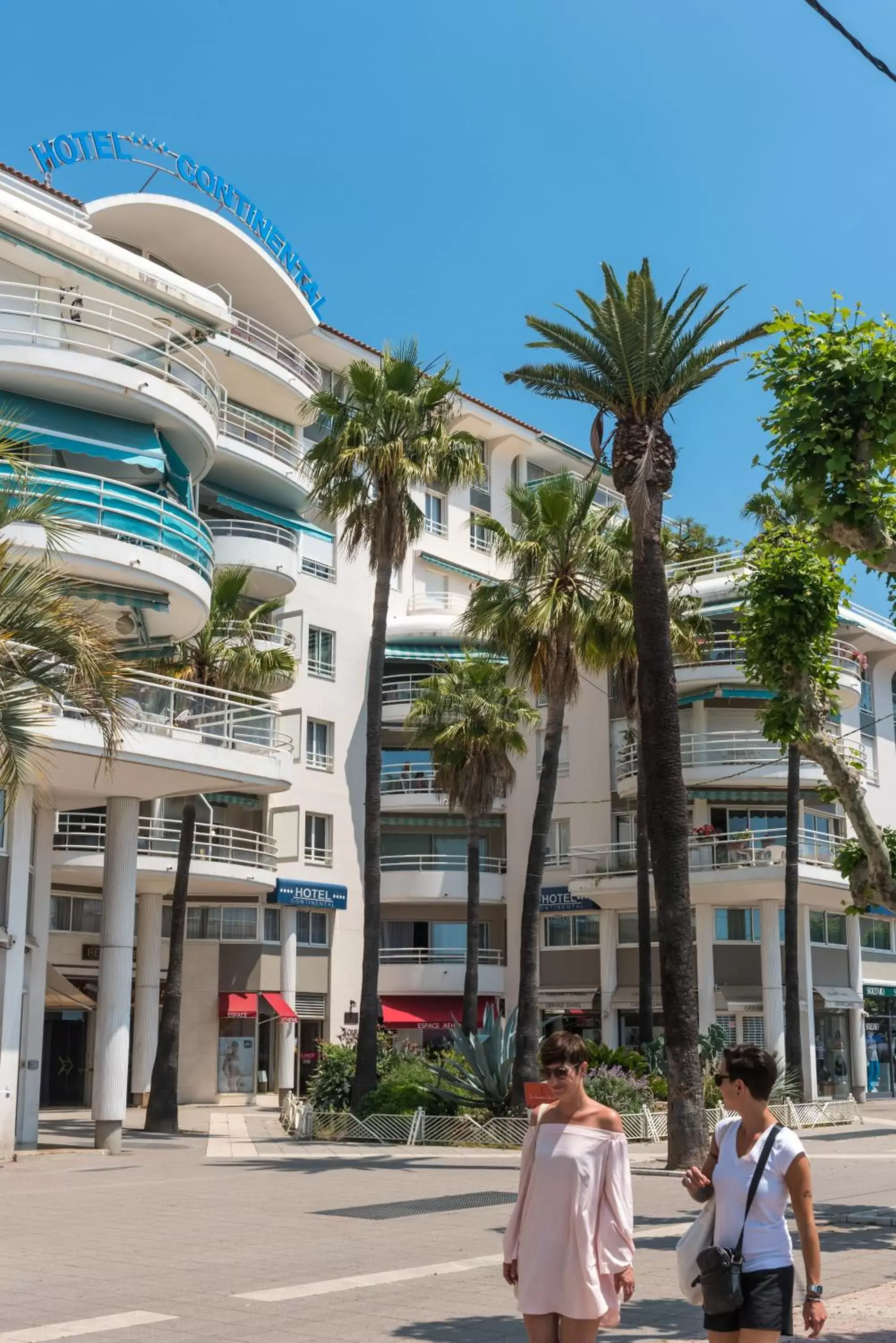 Facade/entrance, Property Building in Hotel Continental Saint Raphael