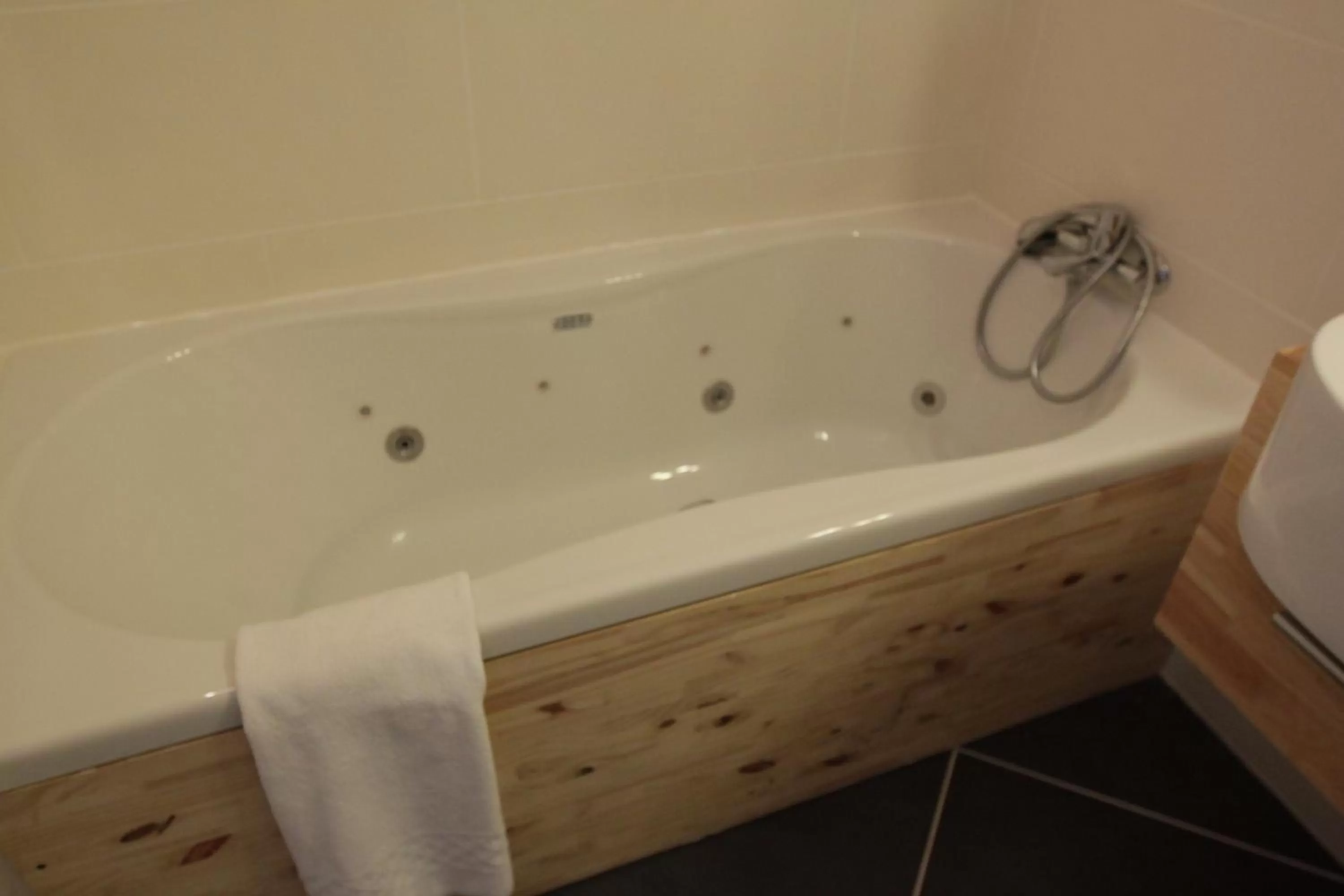 Bathroom in Urban Style, Hôtel Le Cheval Noir, Saint-Étienne