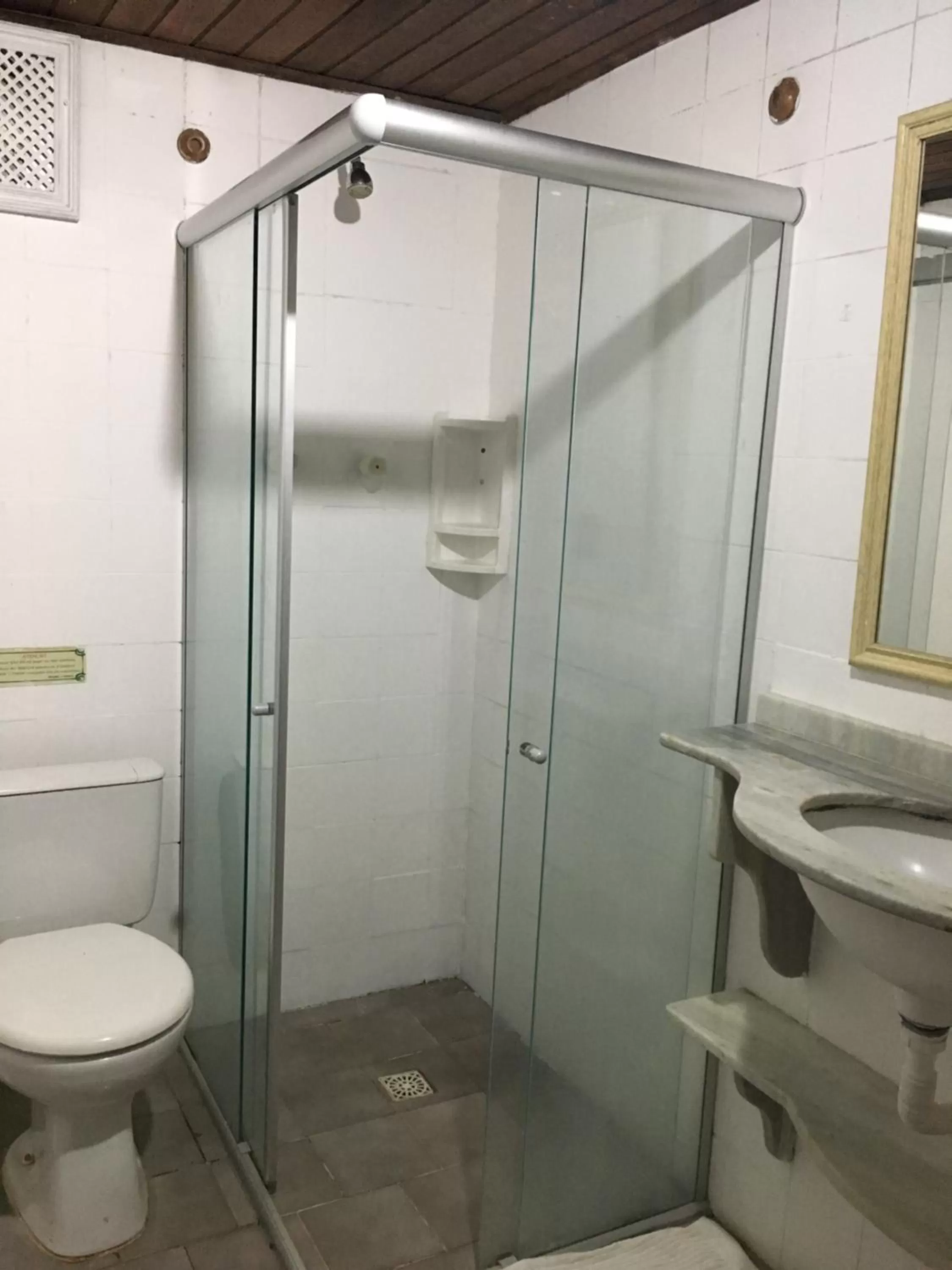 Bathroom in Pousada Saint Germain