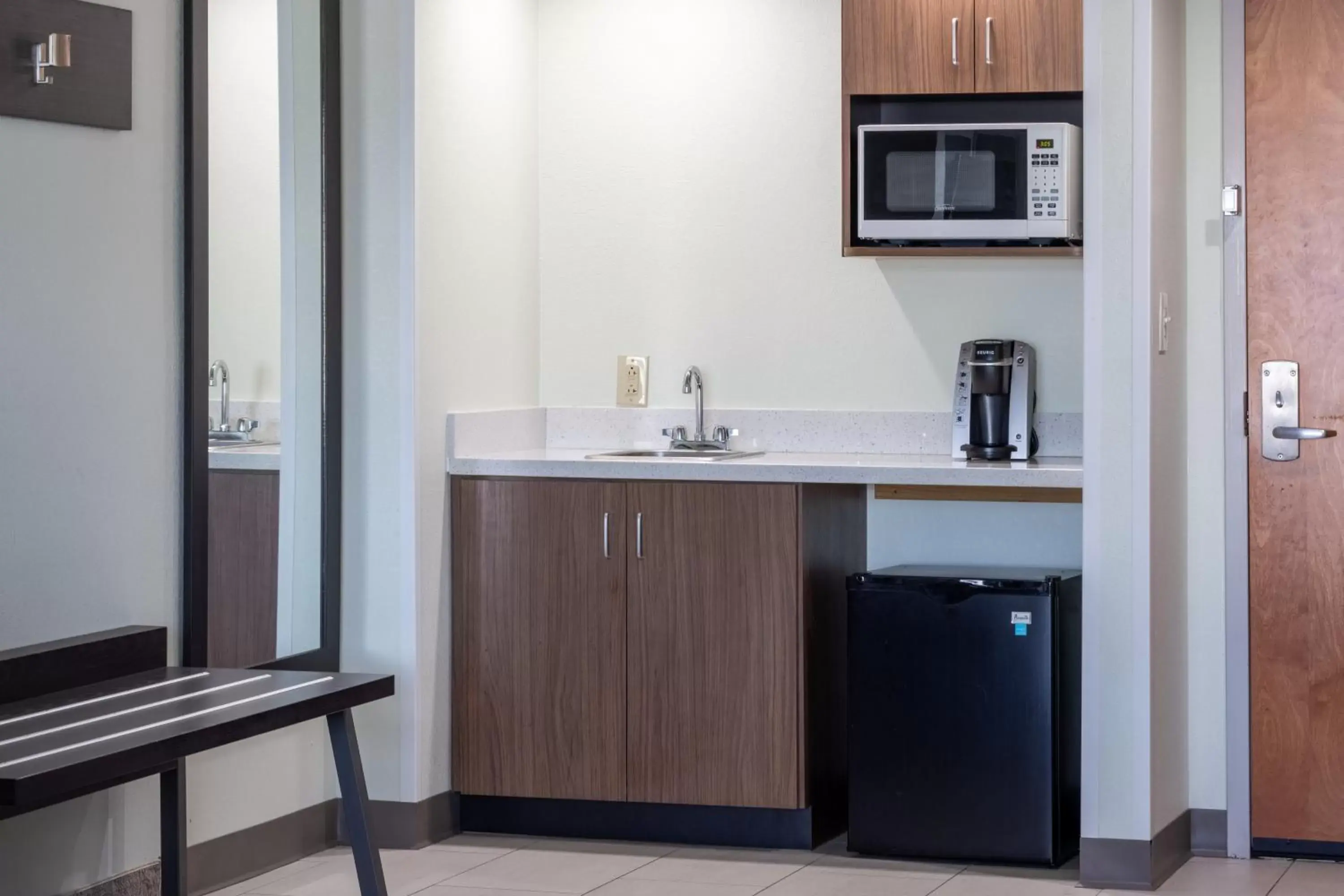 Photo of the whole room, TV/Entertainment Center in Holiday Inn Express - Coventry S - West Warwick Area, an IHG Hotel