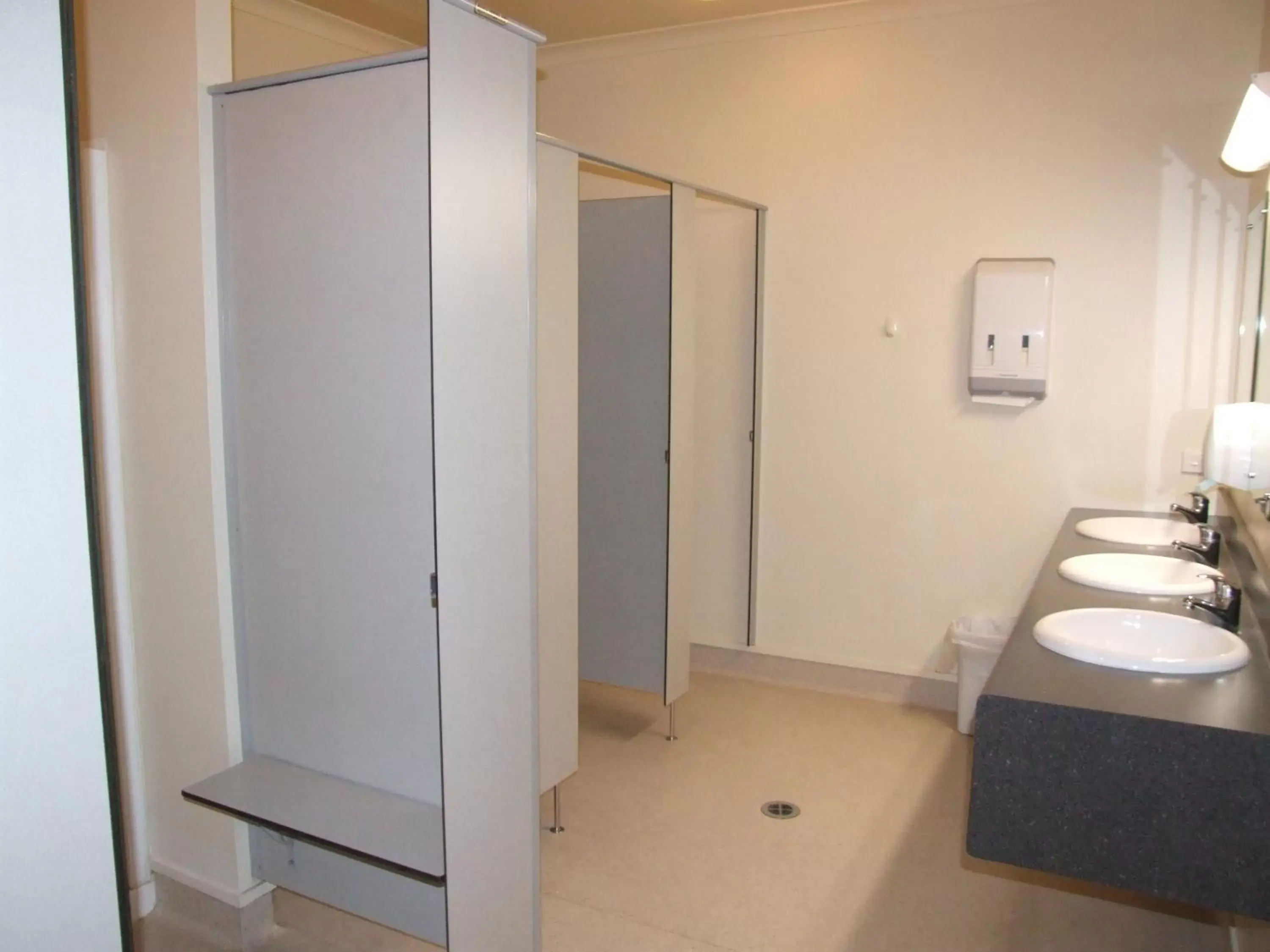 Area and facilities, Bathroom in No 1 Motels