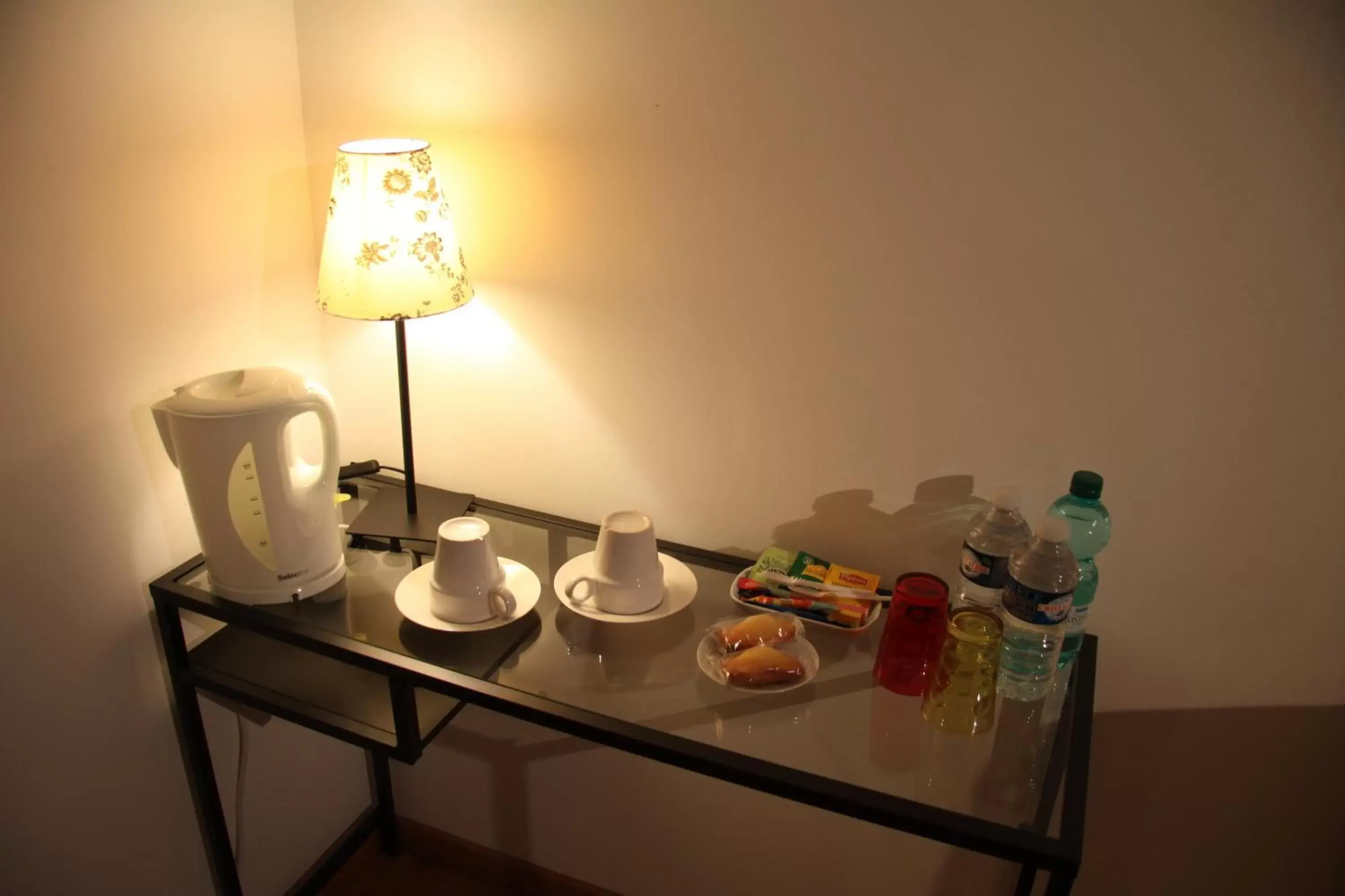 Coffee/tea facilities in Hôtel Les Charmilles de Mormal