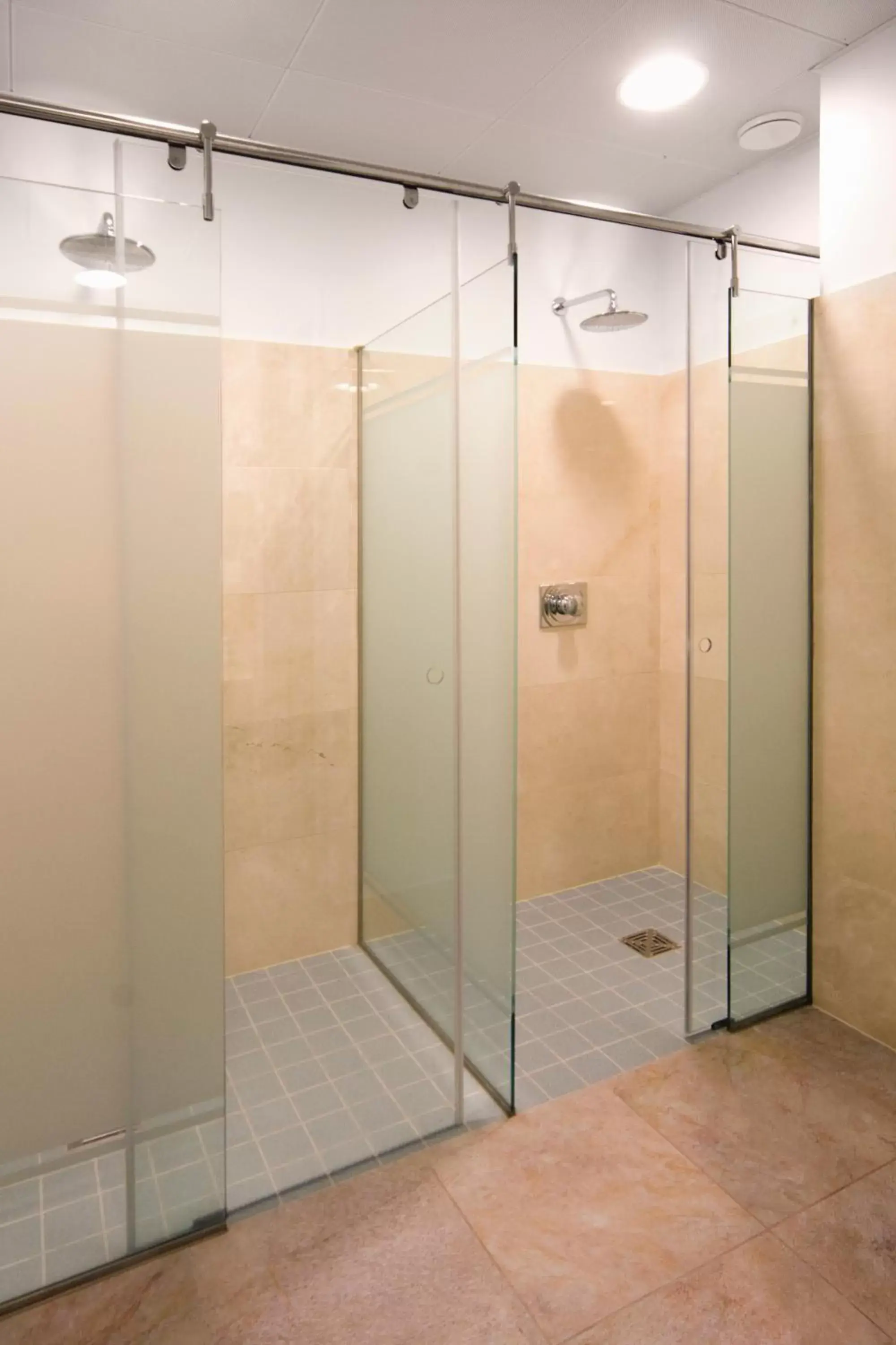 Shower, Bathroom in Rutllan & Spa