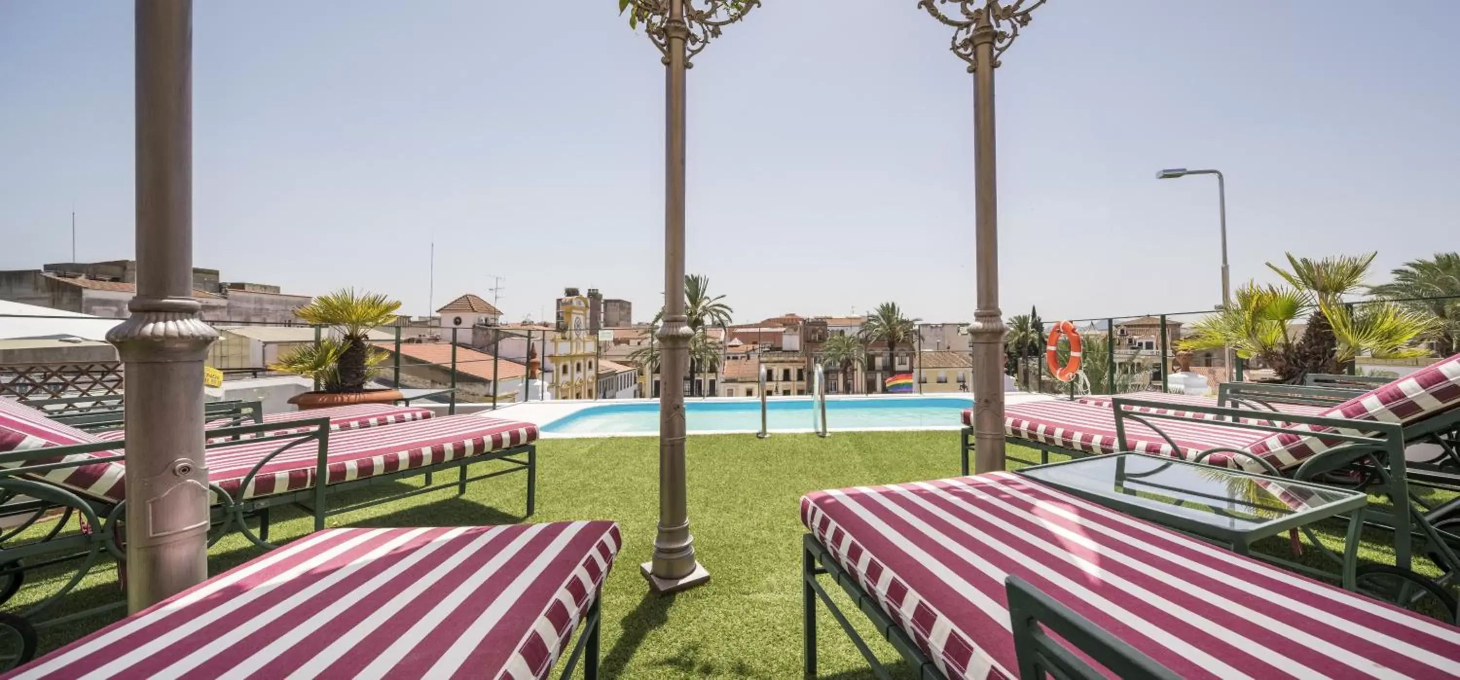 Swimming Pool in Hotel Ilunion Mérida Palace