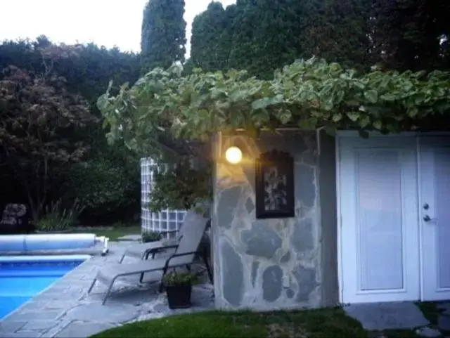 Swimming Pool in The Stone Hedge Bed and Breakfast