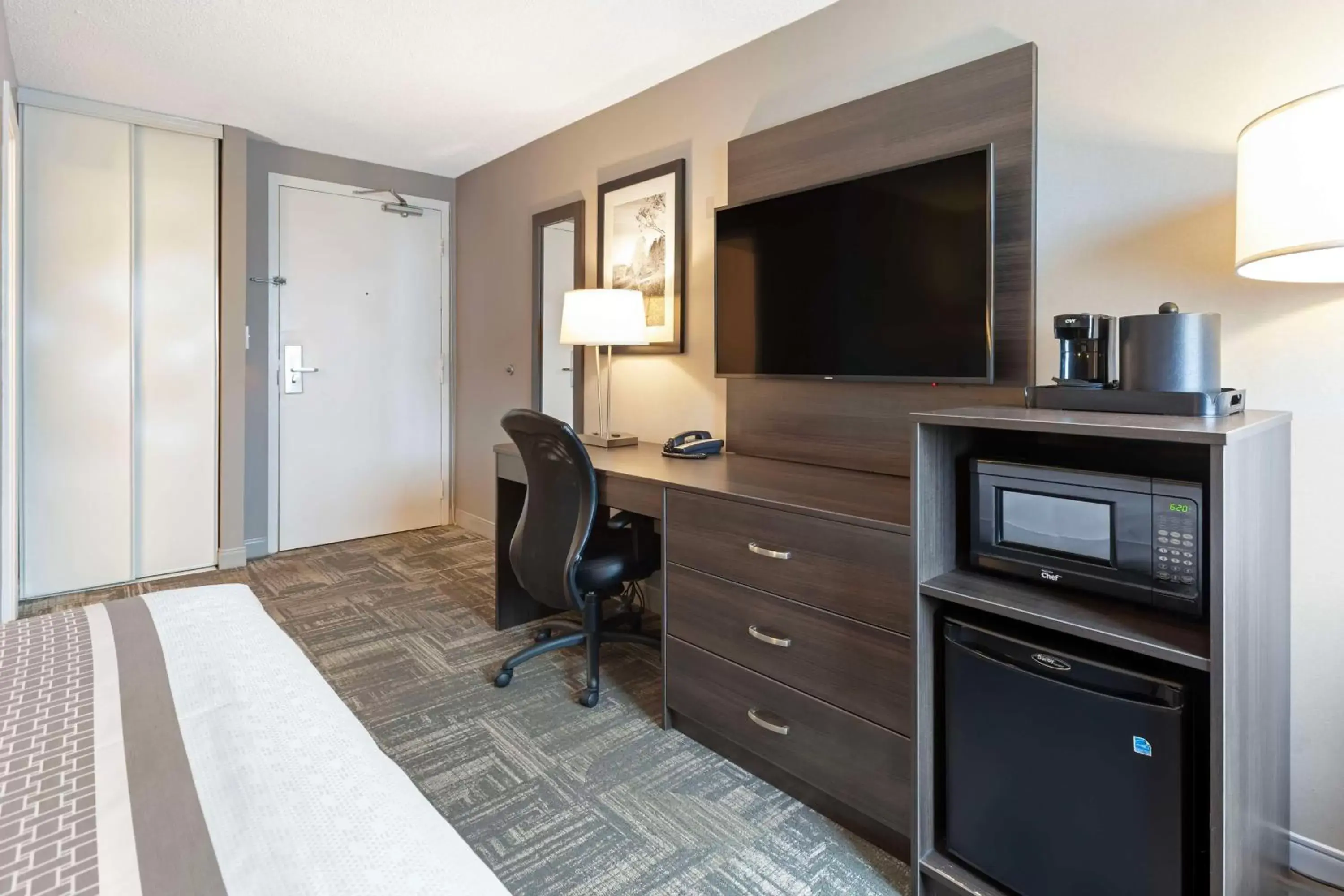 Bedroom, TV/Entertainment Center in Best Western Milton