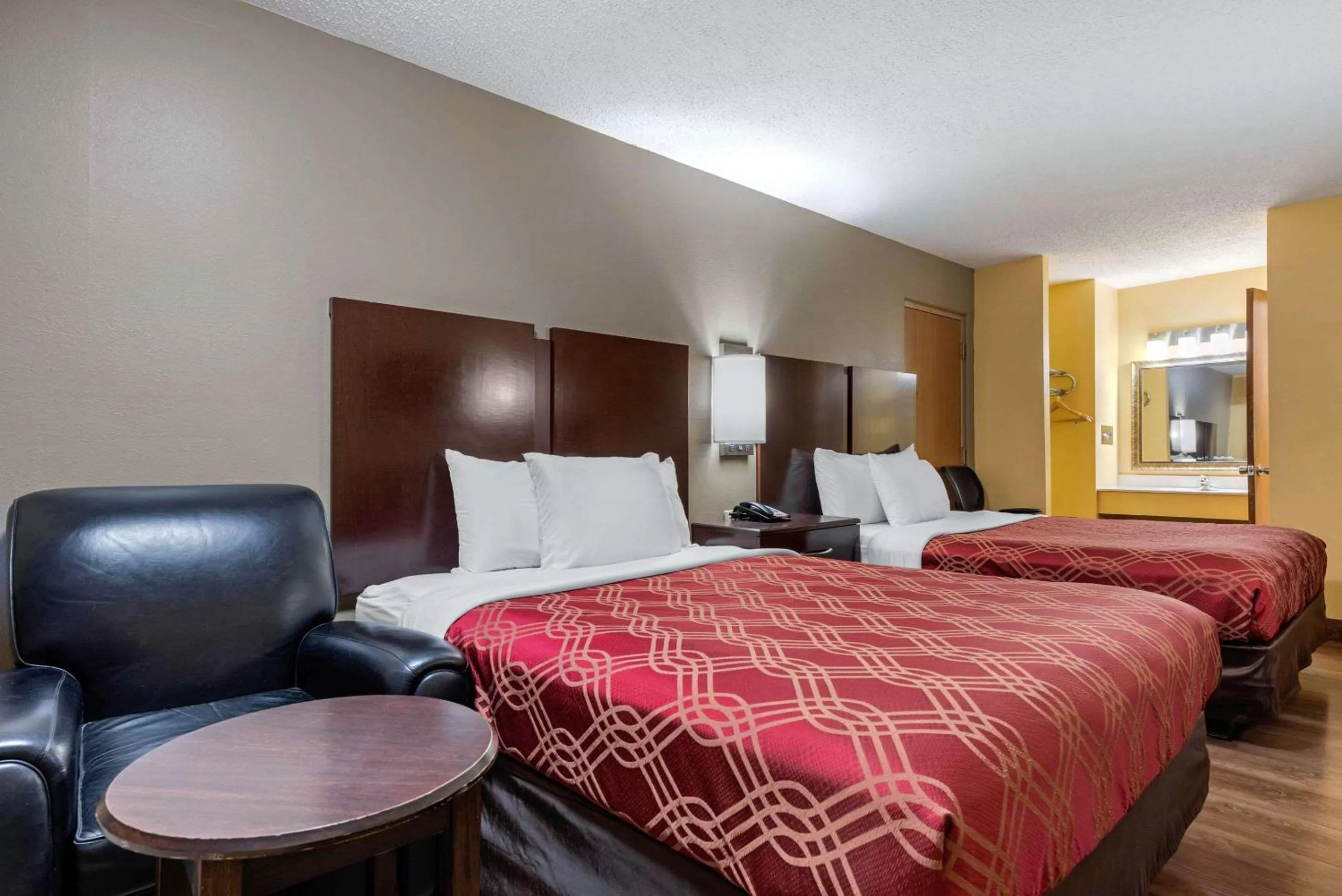 Photo of the whole room, Bed in Econo Lodge Lexington Southeast