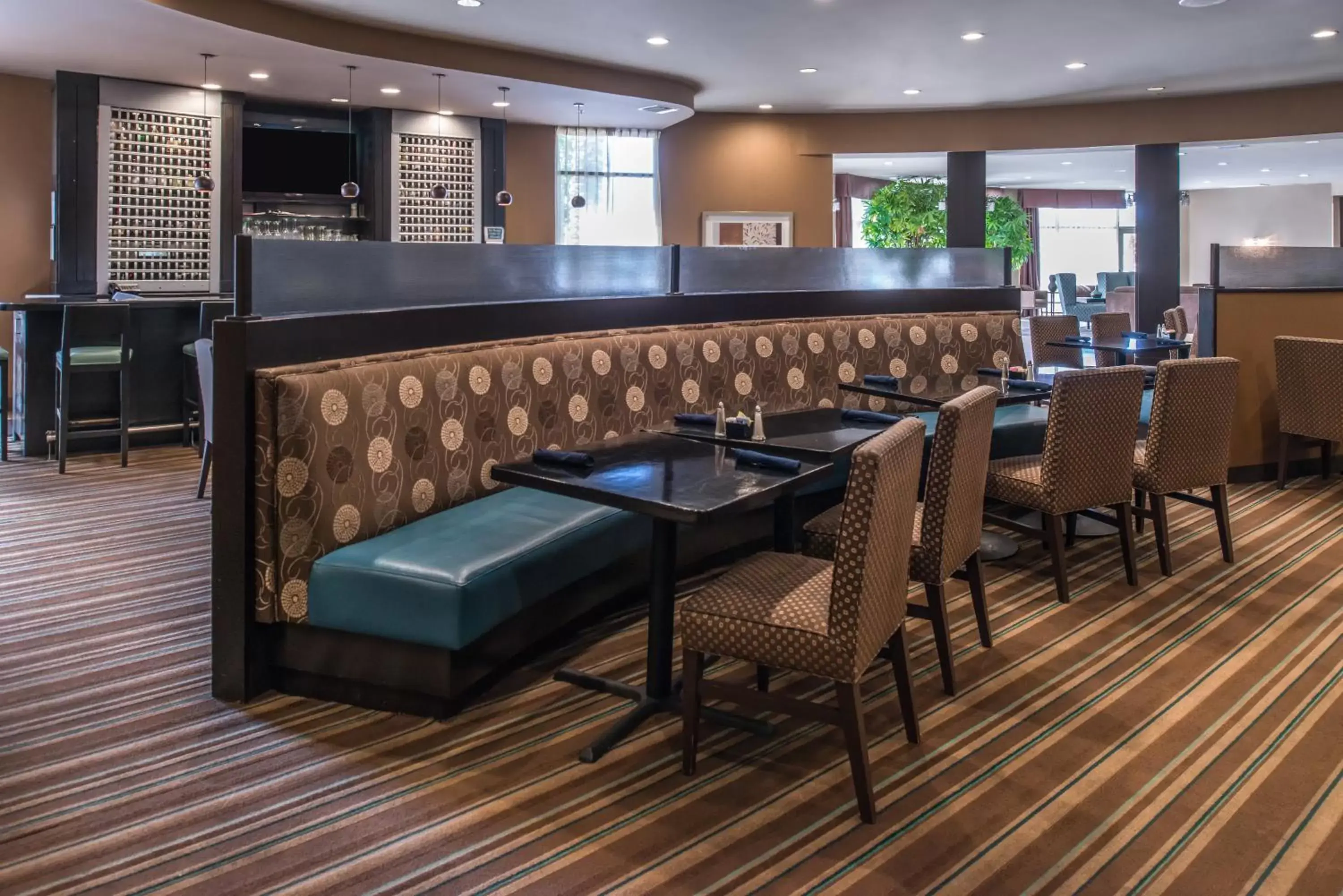 Restaurant/places to eat, Lounge/Bar in Holiday Inn Ontario Airport - California, an IHG Hotel