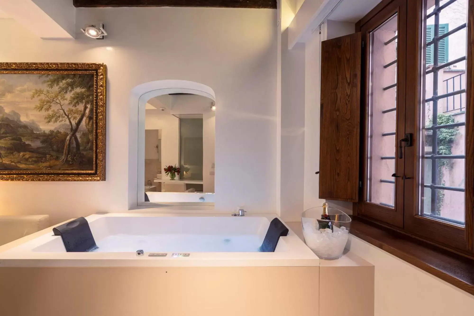 Hot Tub, Bathroom in Gigli D'Oro Suite
