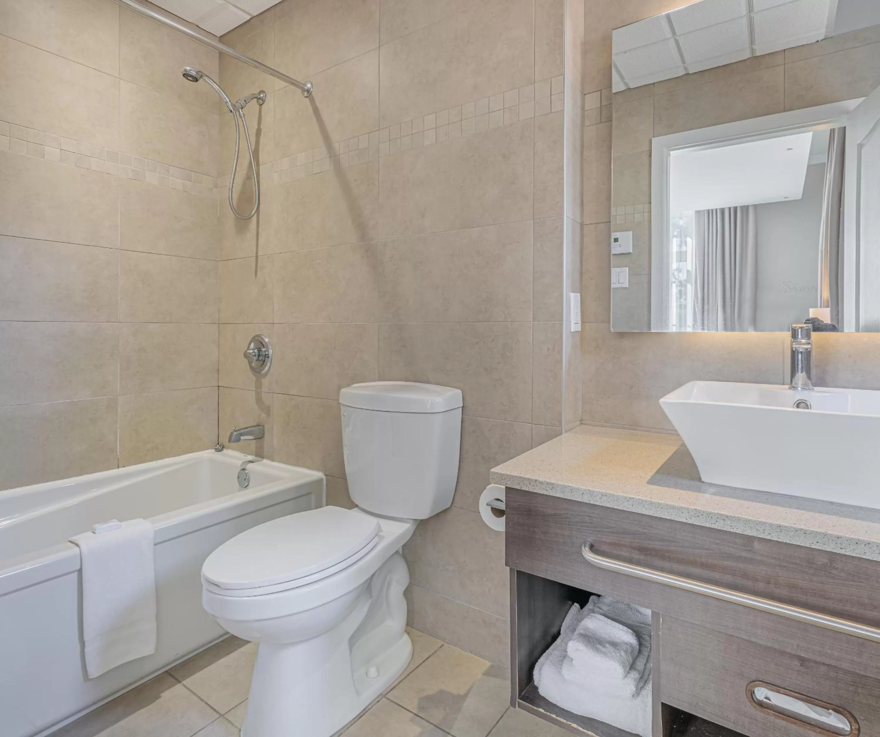 Toilet in Hotel Montfort Nicolet