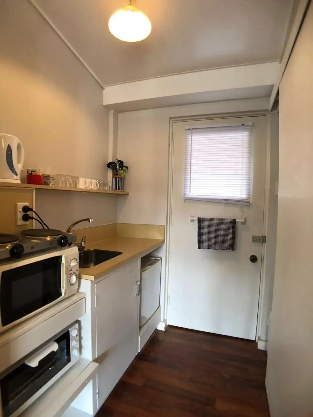 Kitchen/Kitchenette in Tui Lodge Motel