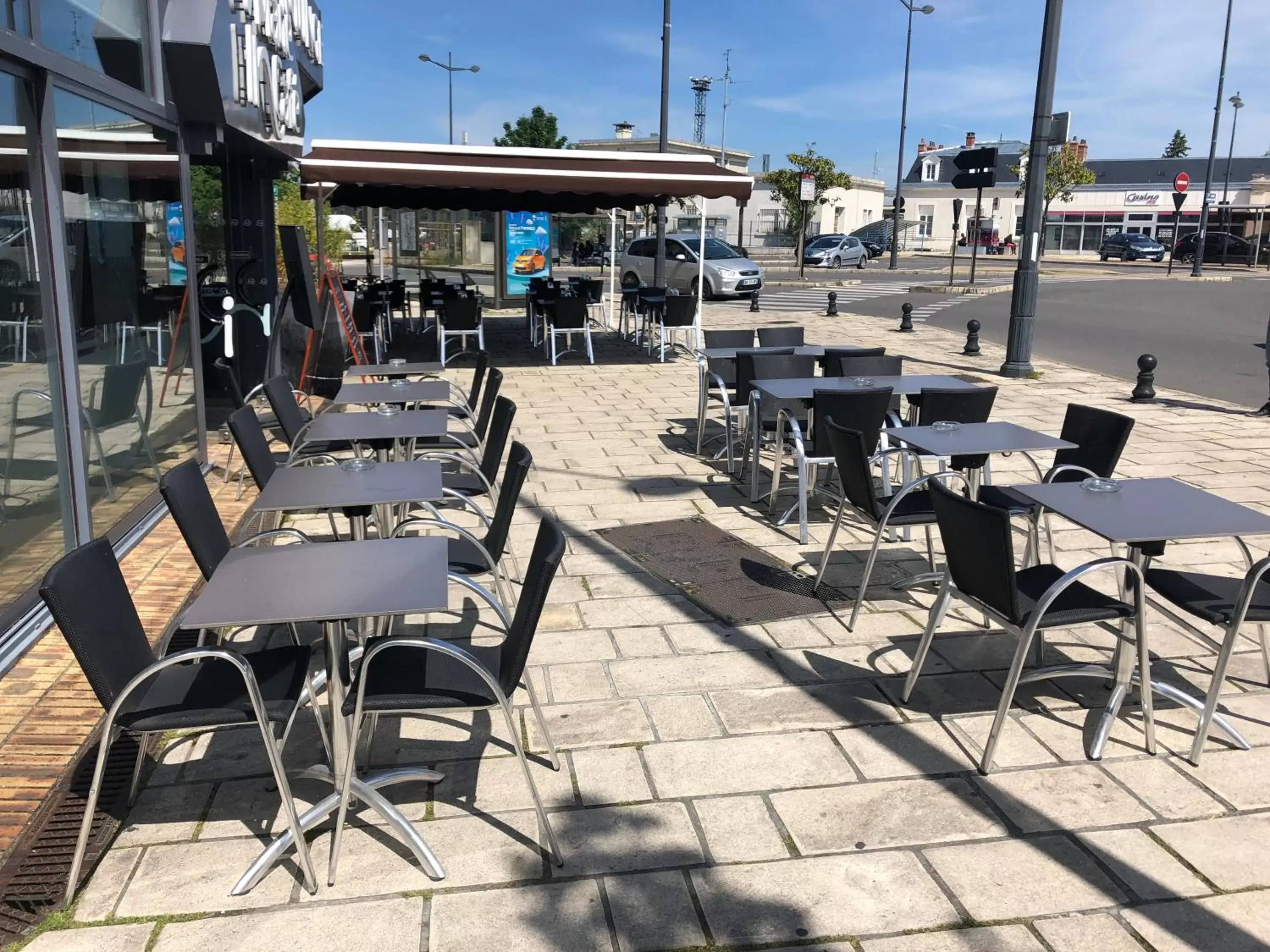 Patio in The Originals City, Hôtel Le Berry, Bourges