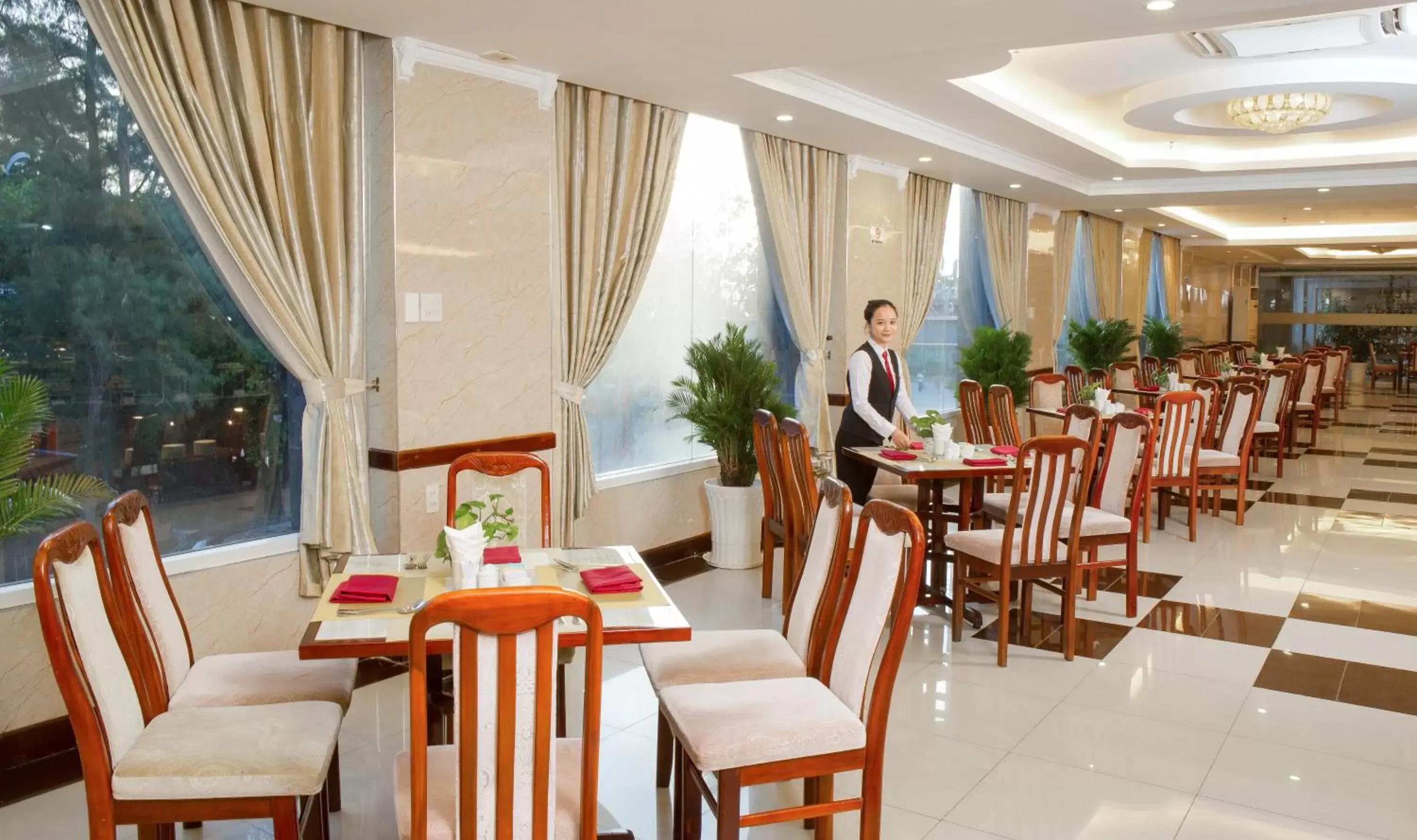 Restaurant/Places to Eat in Van Phat Riverside Hotel