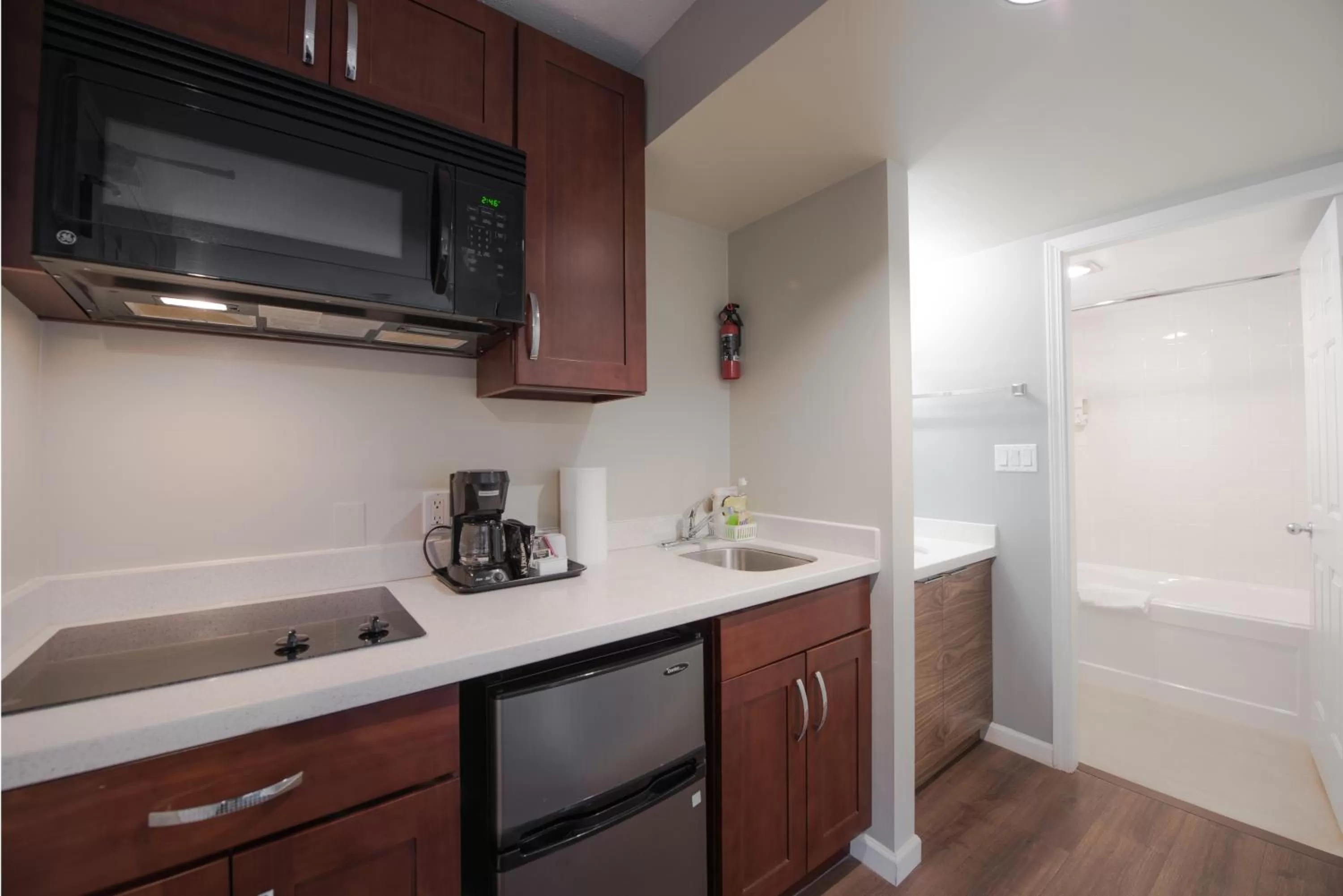 Kitchen or kitchenette in Gibsons Garden Hotel