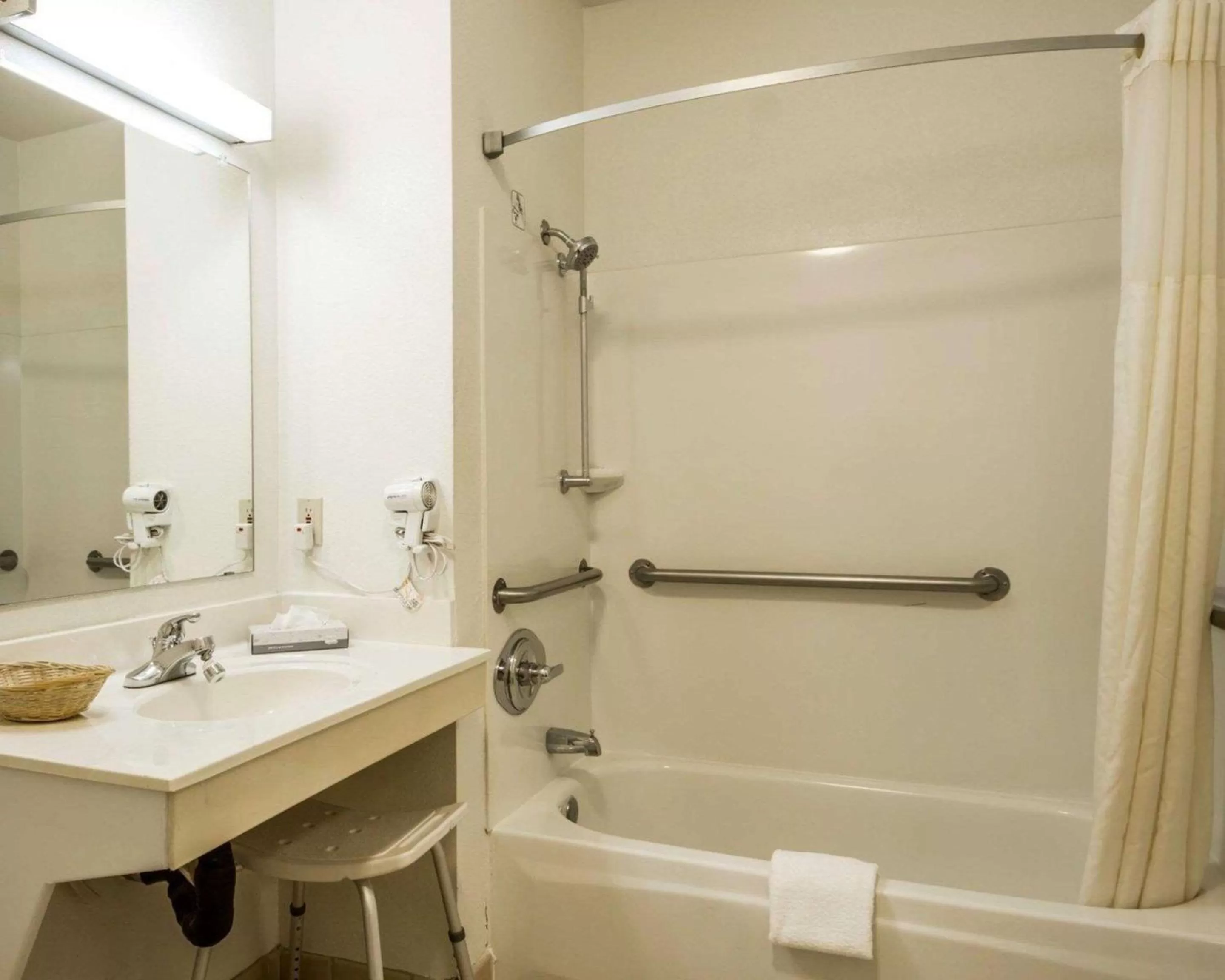 Bedroom in Rodeway Inn