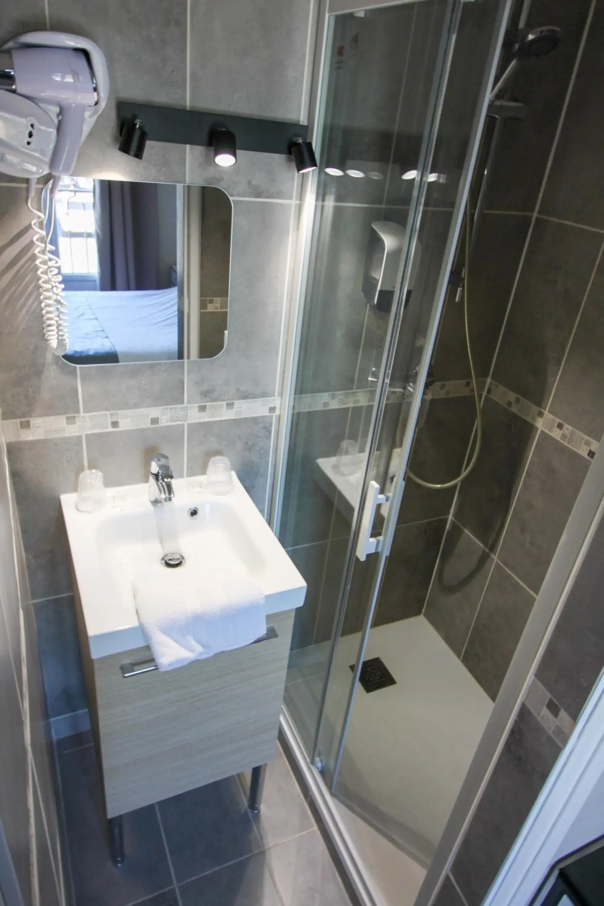 Shower, Bathroom in Hotel De l'Univers