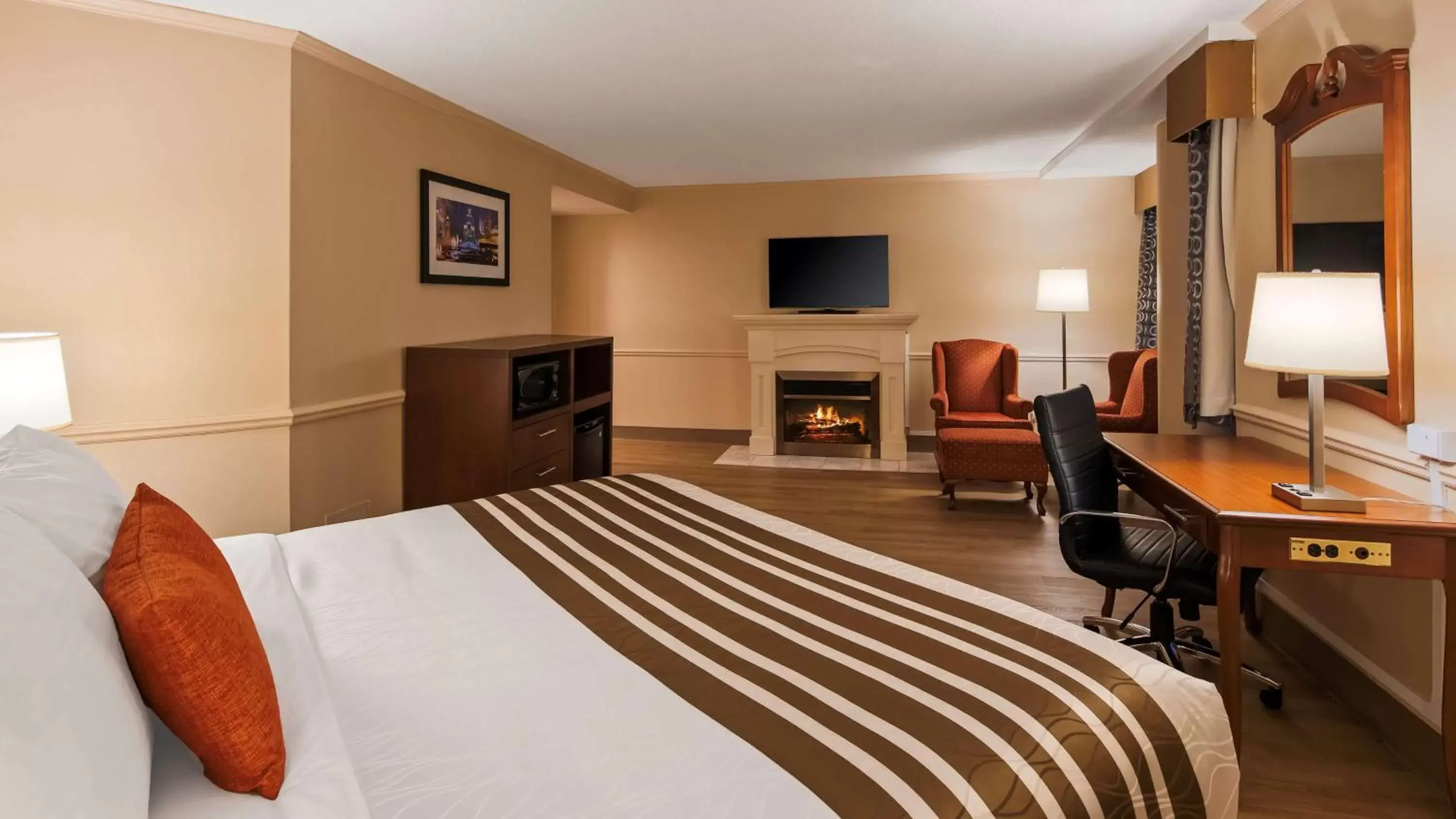 Photo of the whole room, TV/Entertainment Center in Best Western Plus Ottawa City Centre