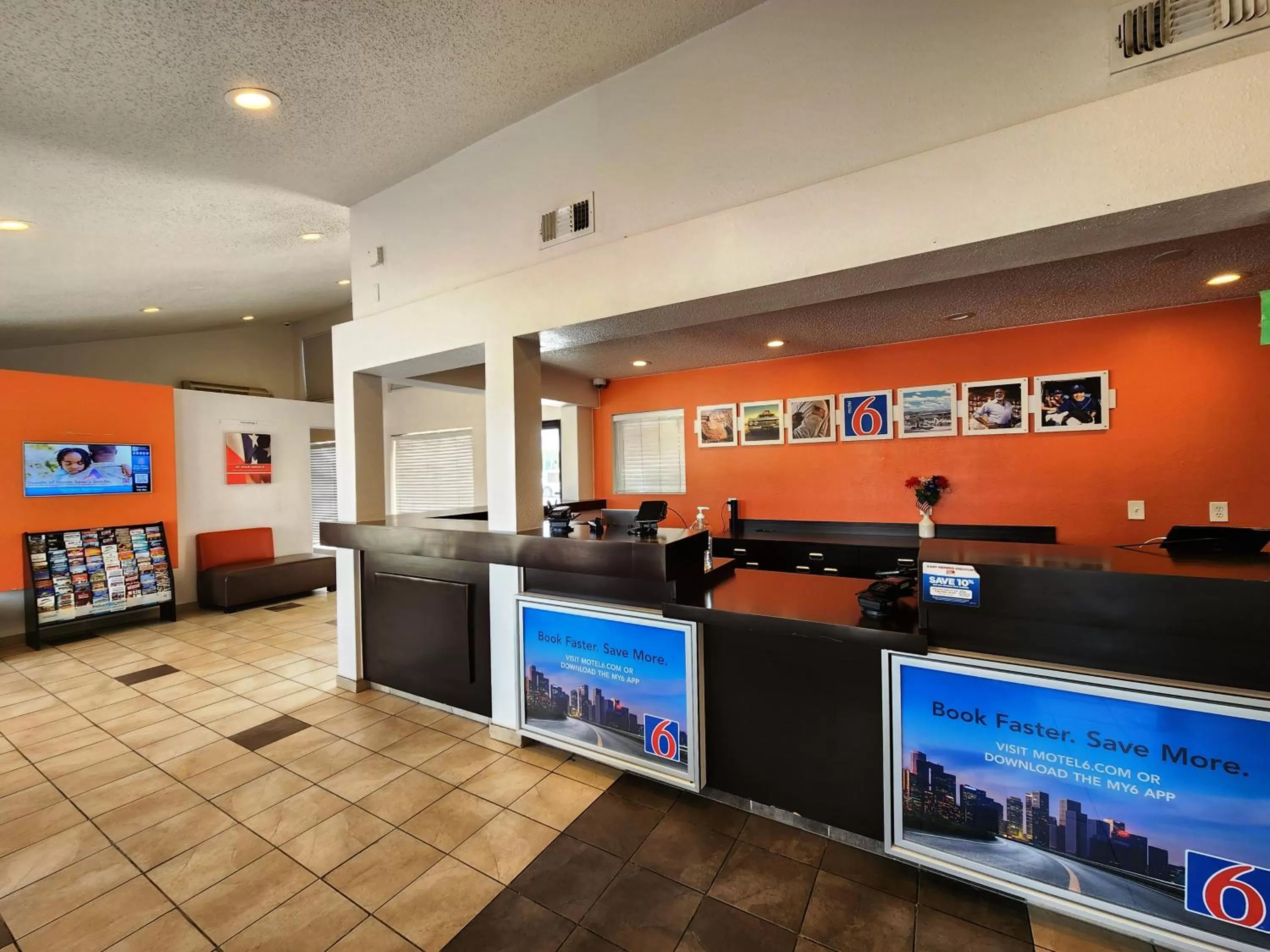 Lobby or reception in Motel 6-Baytown, TX - Baytown East