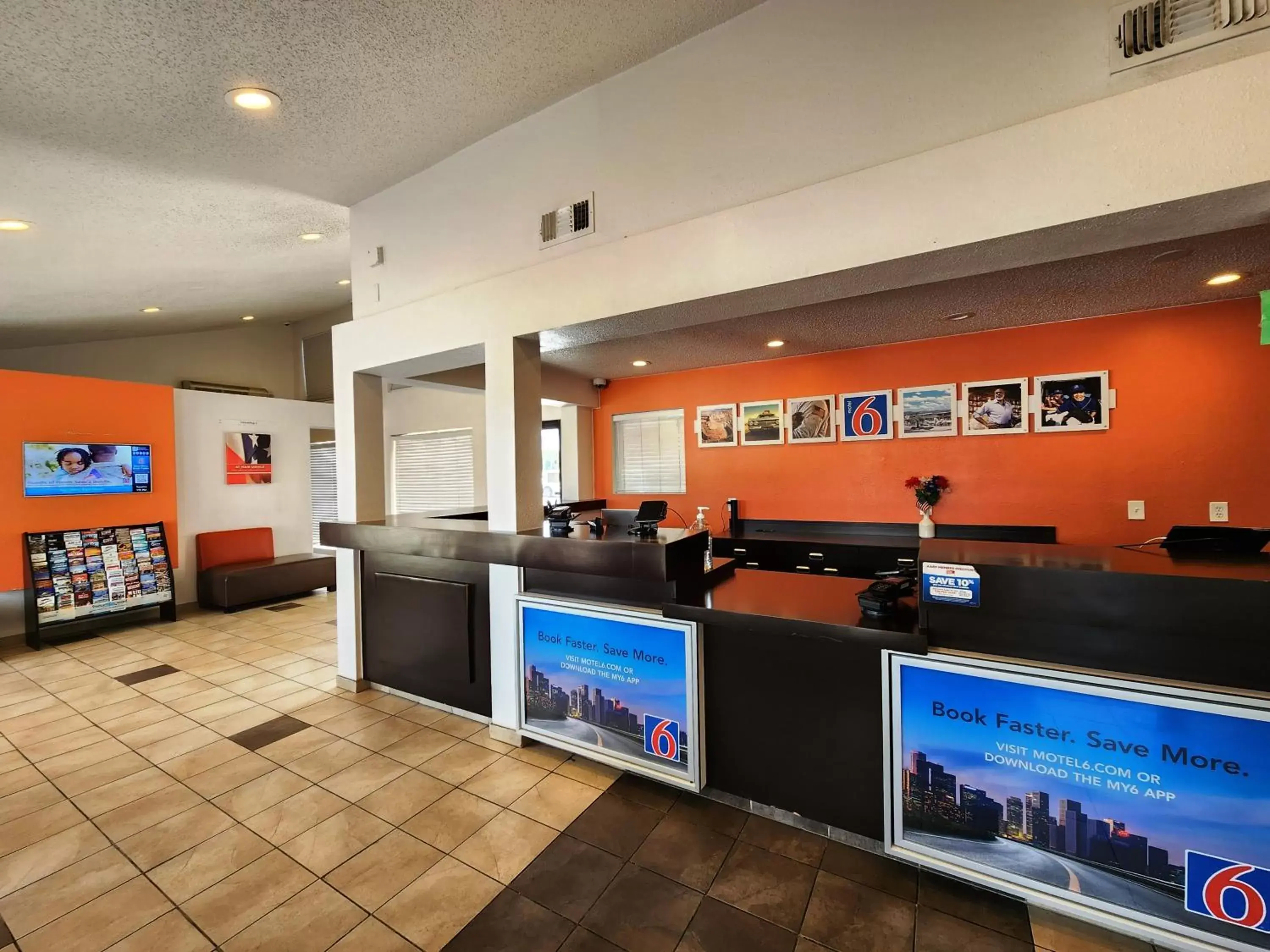 Lobby or reception, Lobby/Reception in Motel 6-Baytown, TX - Baytown East