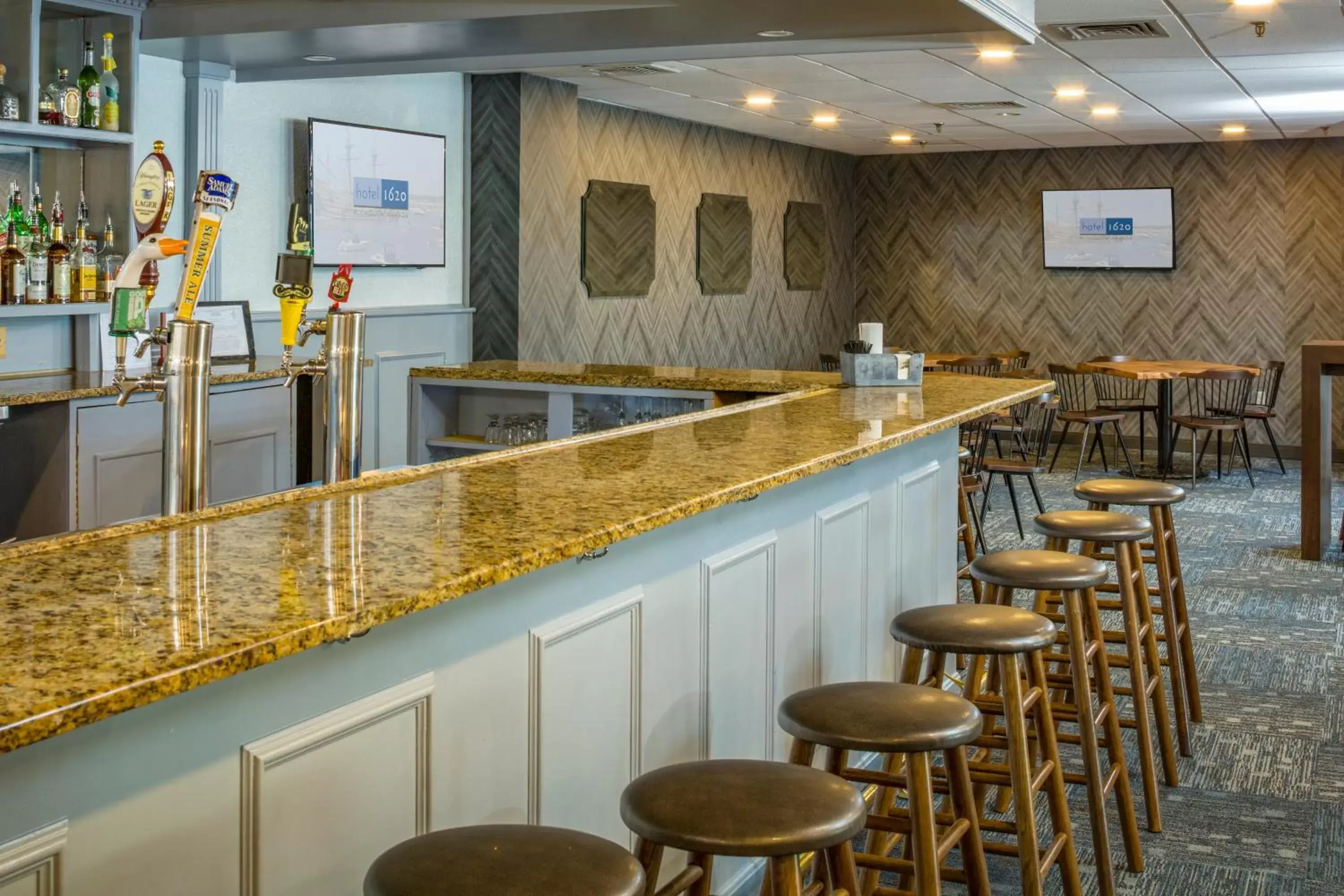 Lounge or bar in Hotel 1620 Plymouth Harbor