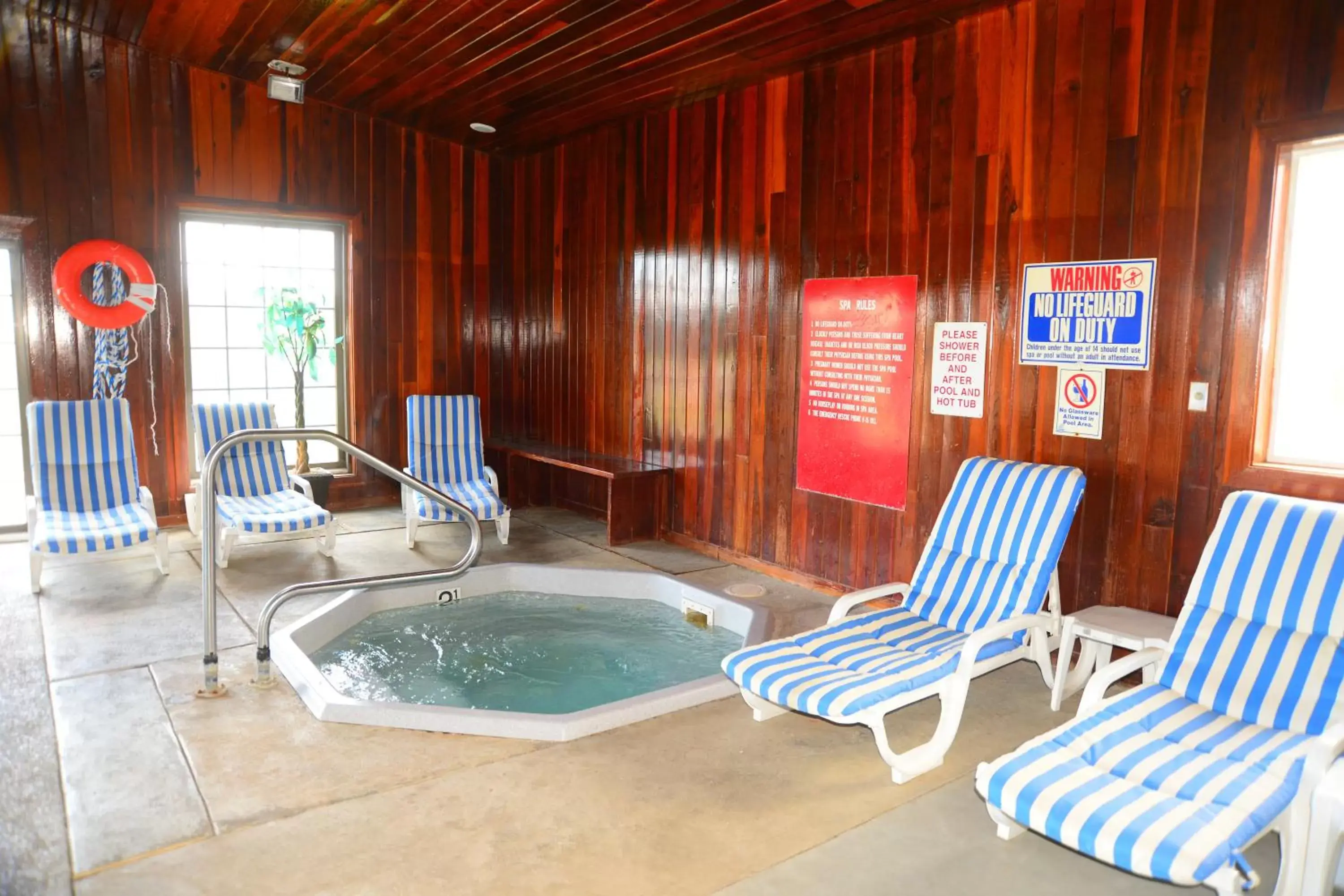 Hot Tub, Swimming Pool in Budget Inn Express