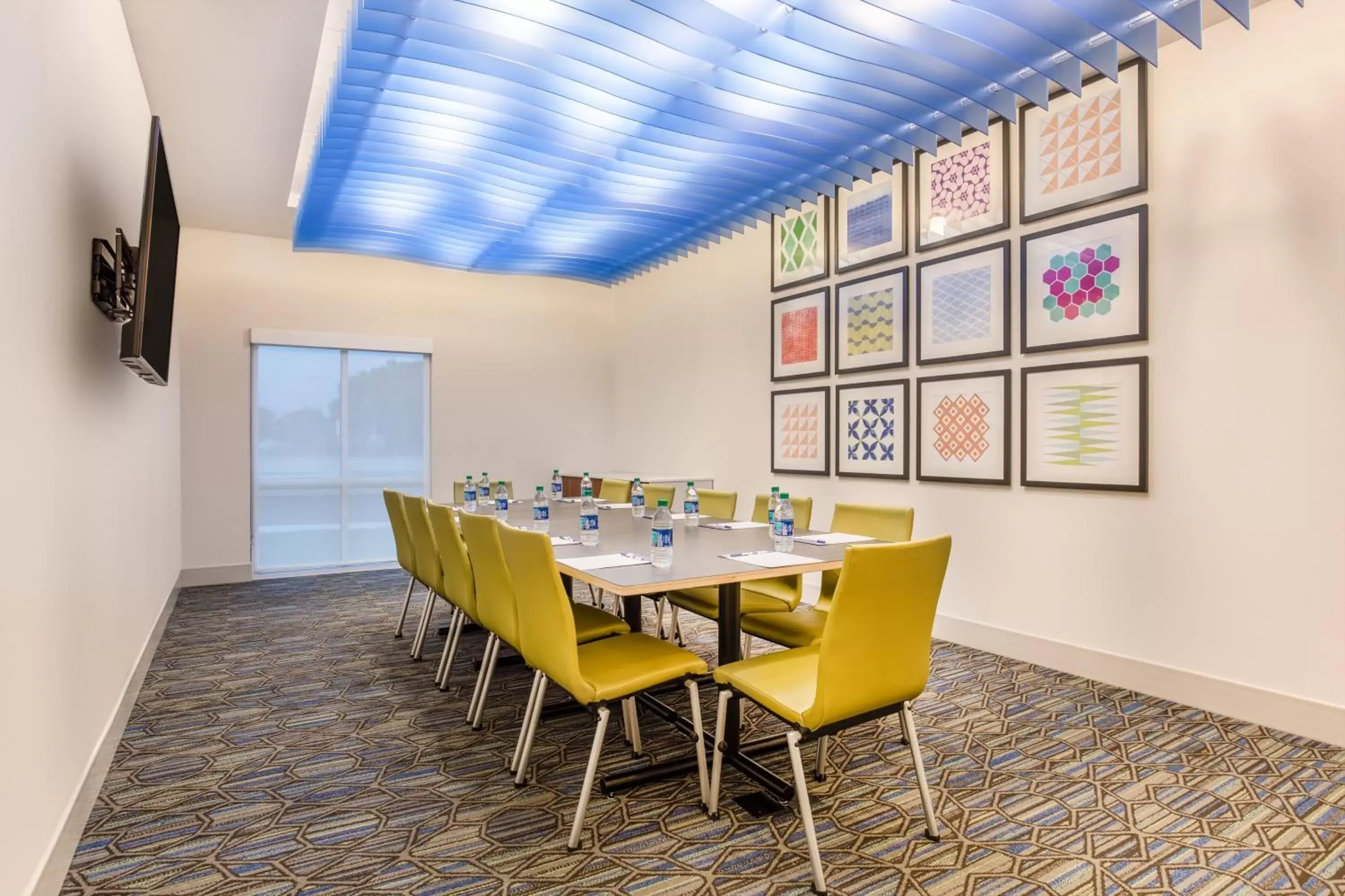 Meeting/conference room in Holiday Inn Express & Suites - Ottawa, an IHG Hotel