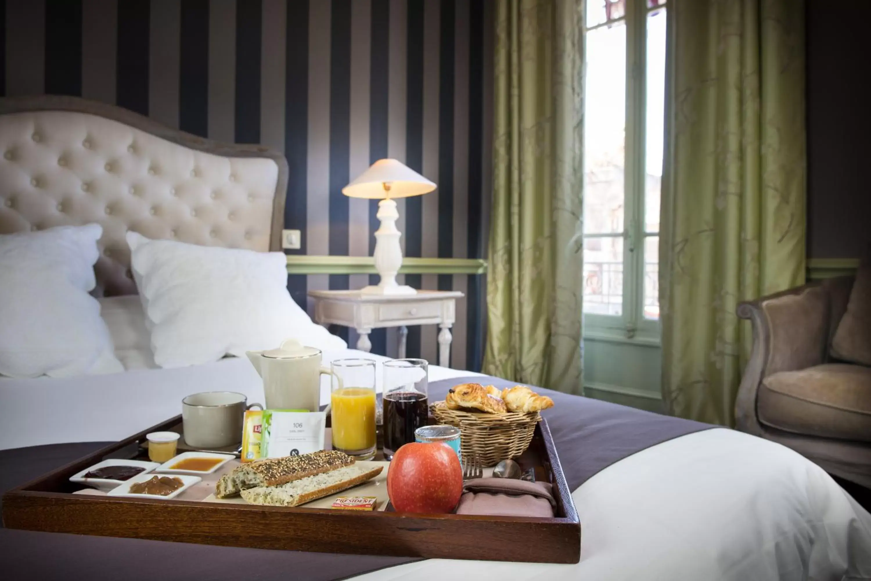 Breakfast, Bed in Hôtel Helvie - Les Collectionneurs