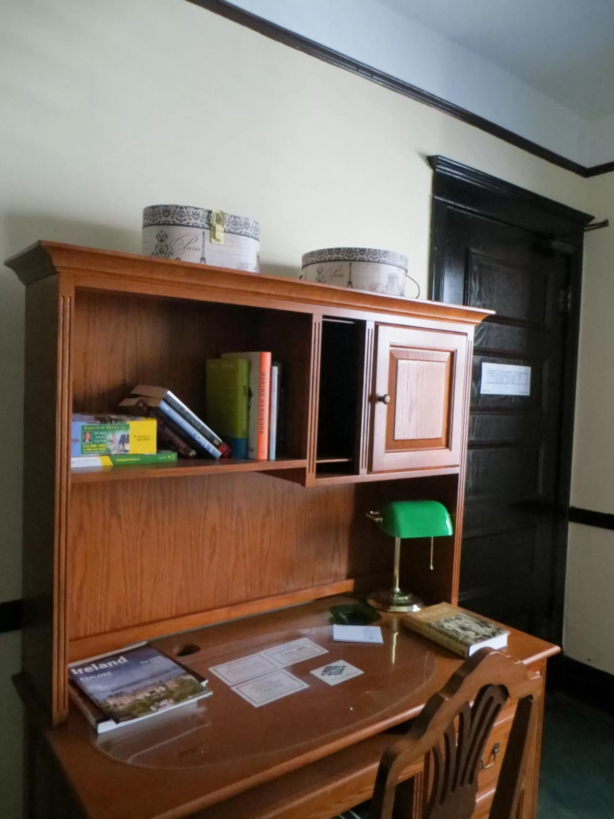 Seating area, TV/Entertainment Center in The Polo Inn Bridgeport U.S.A.