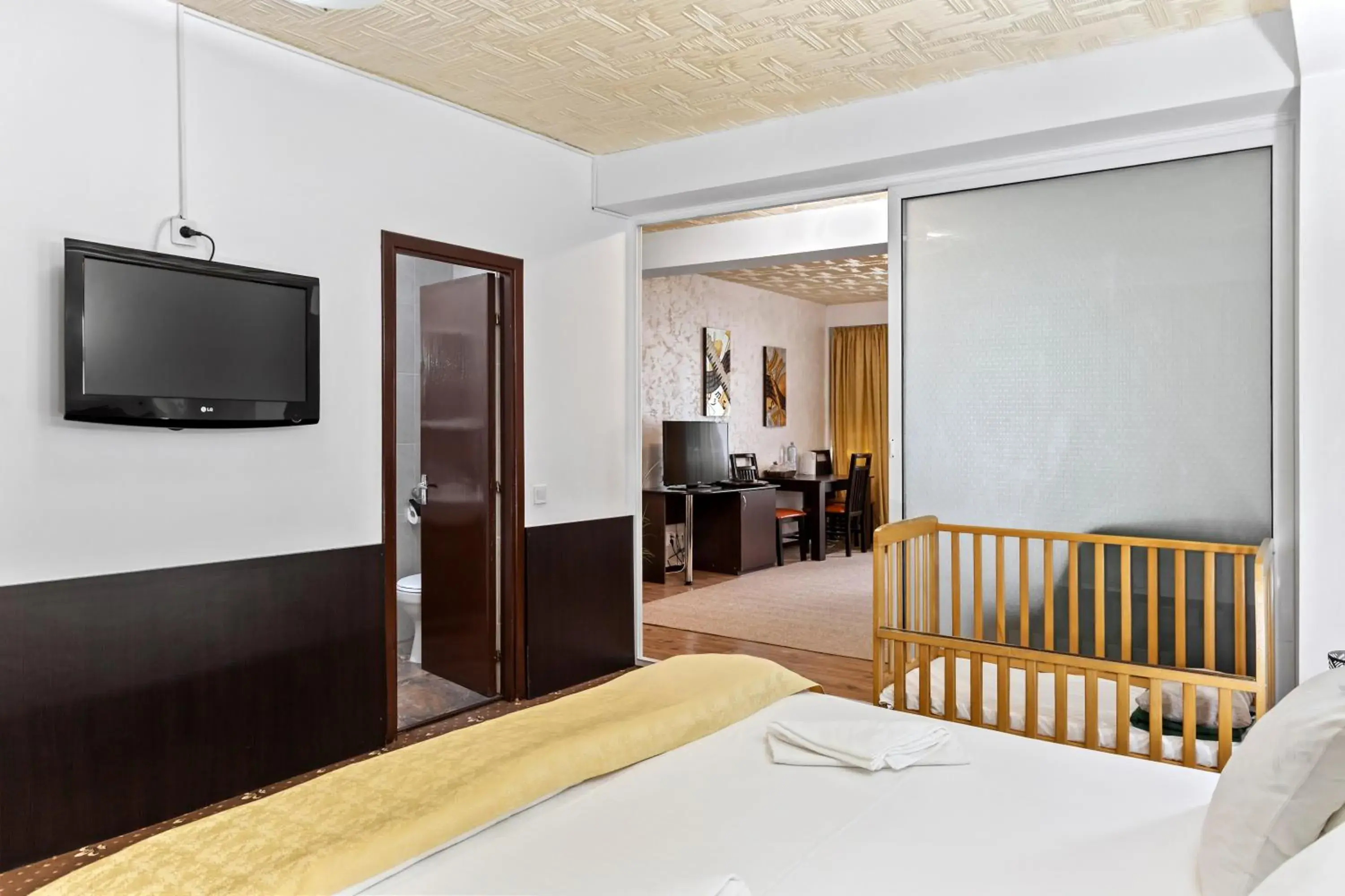 Bedroom, Bed in Hotel Charter Otopeni