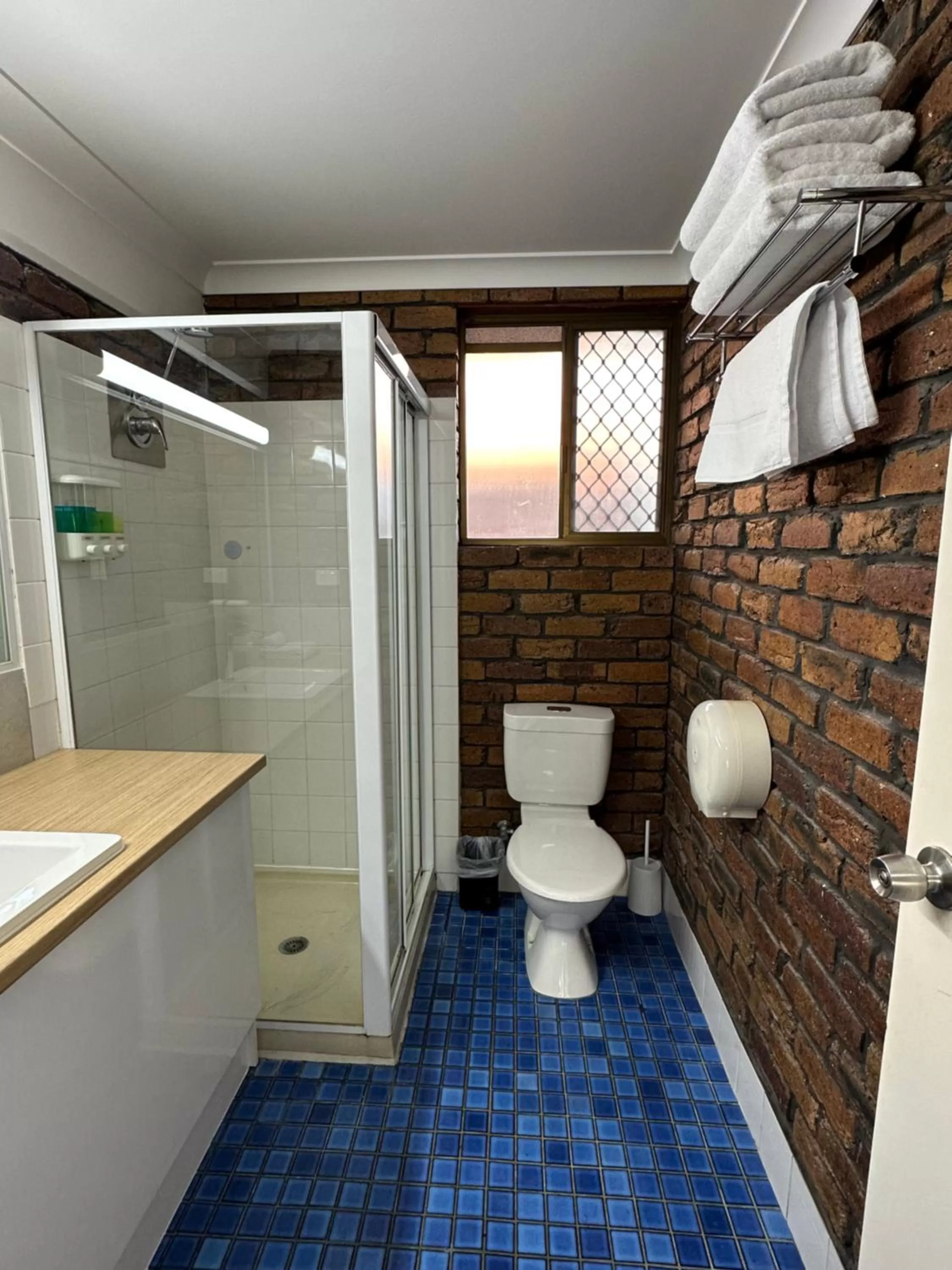 Shower in Logan City Motor Inn