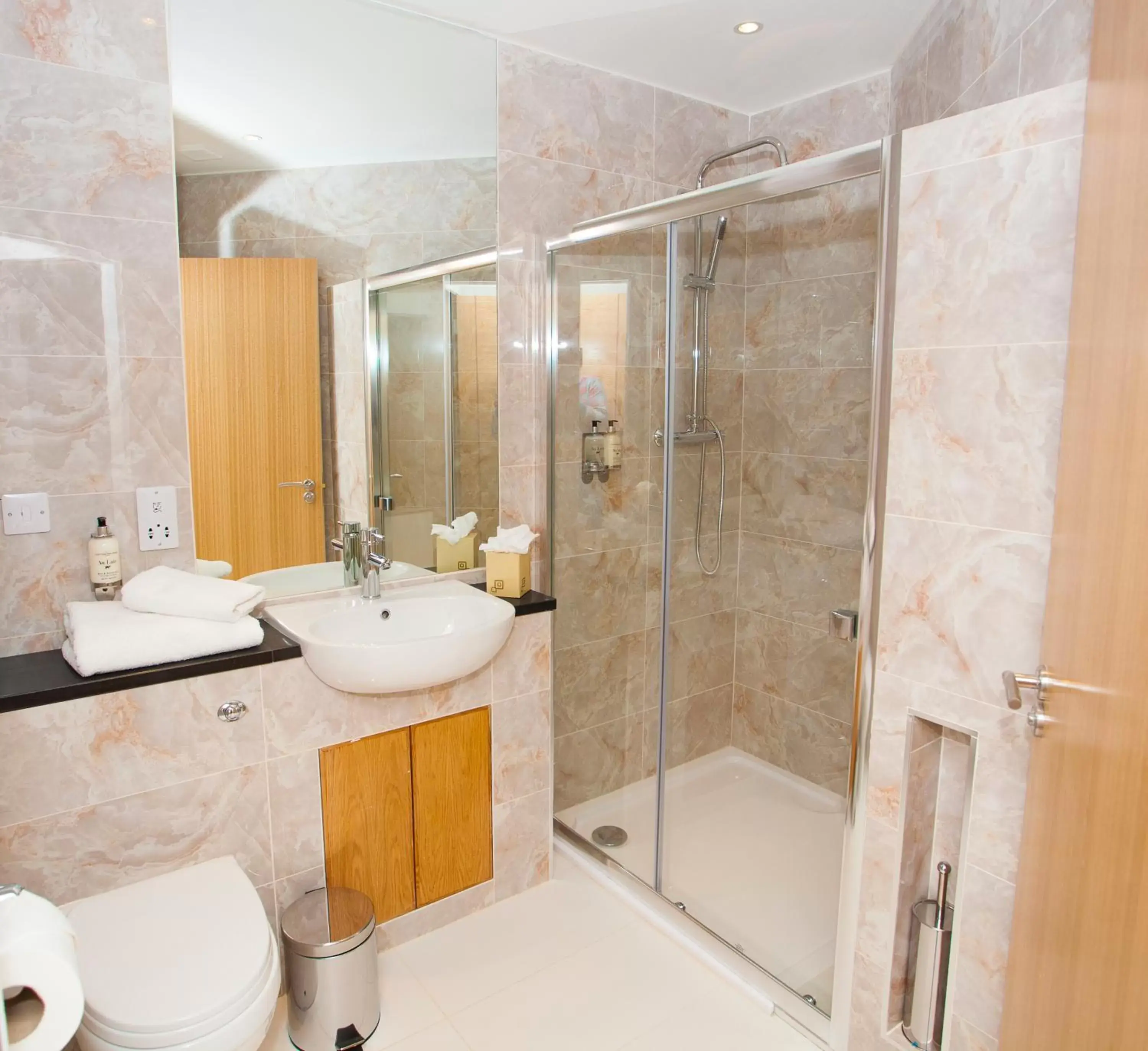 Bathroom in Royal Athenaeum Suites