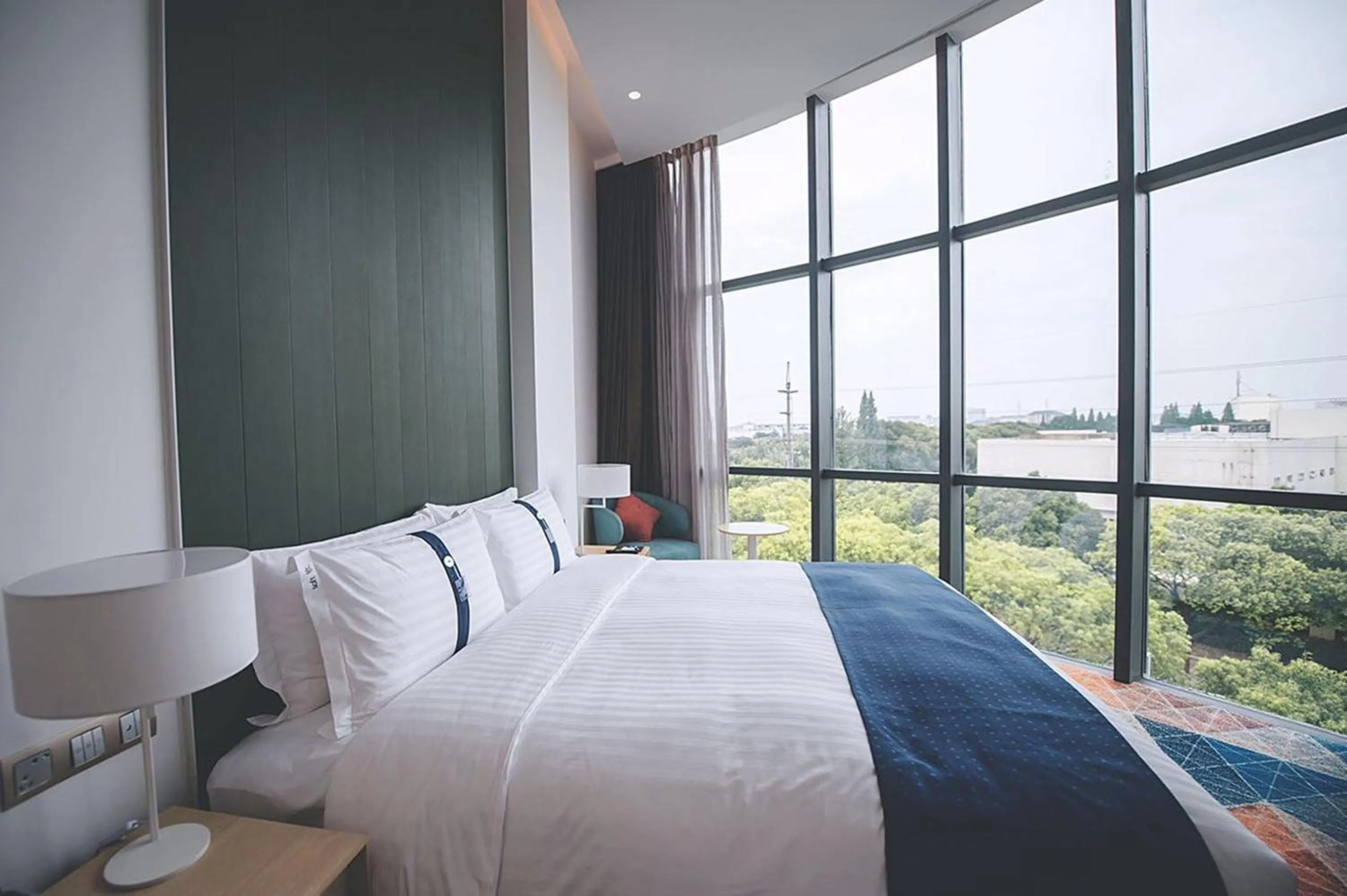 Photo of the whole room, Bed in Holiday Inn Express Shanghai Songjiang Fangta by IHG