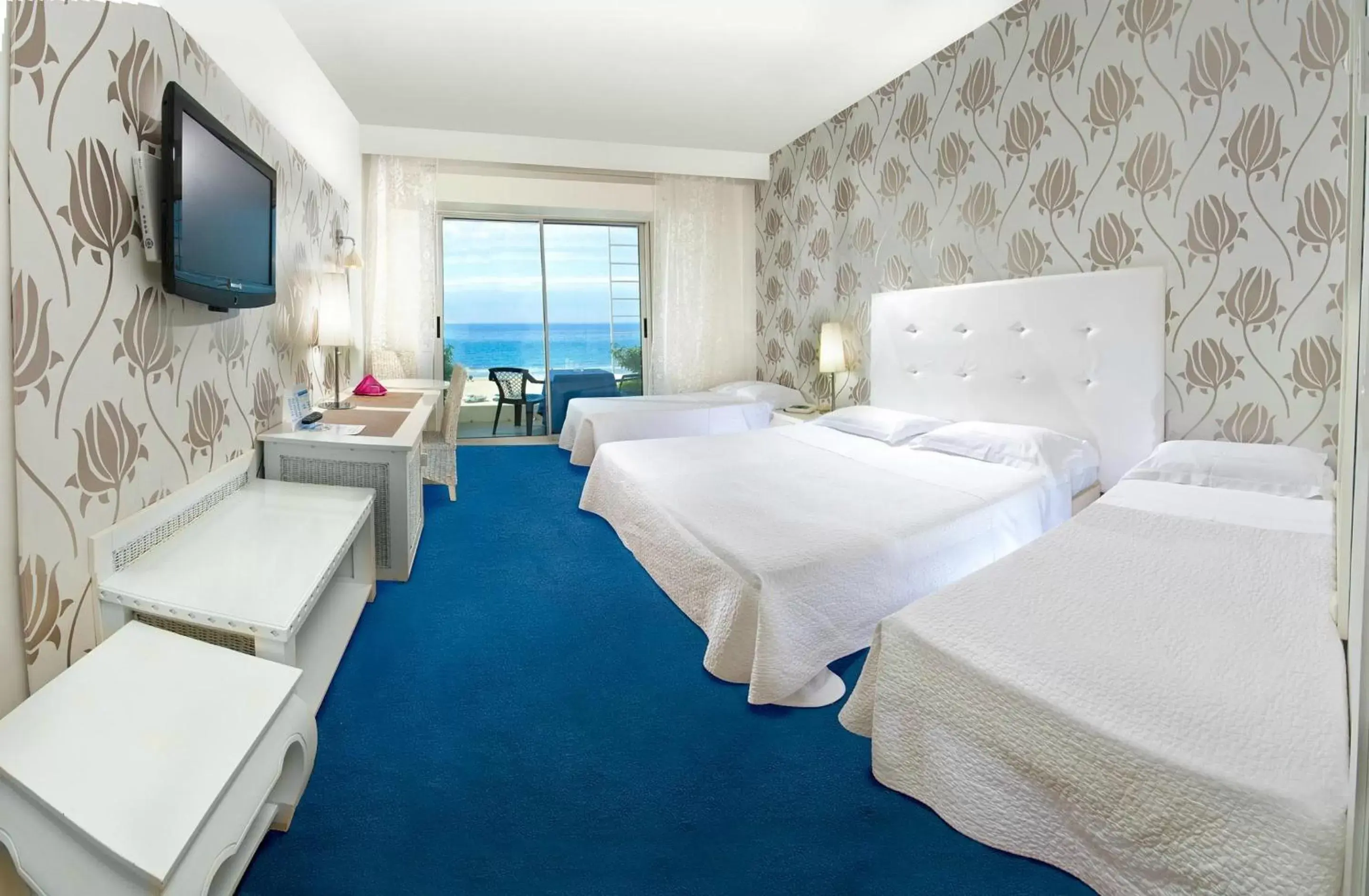 Quadruple Room with Sea View in Hotel Mediterraneo