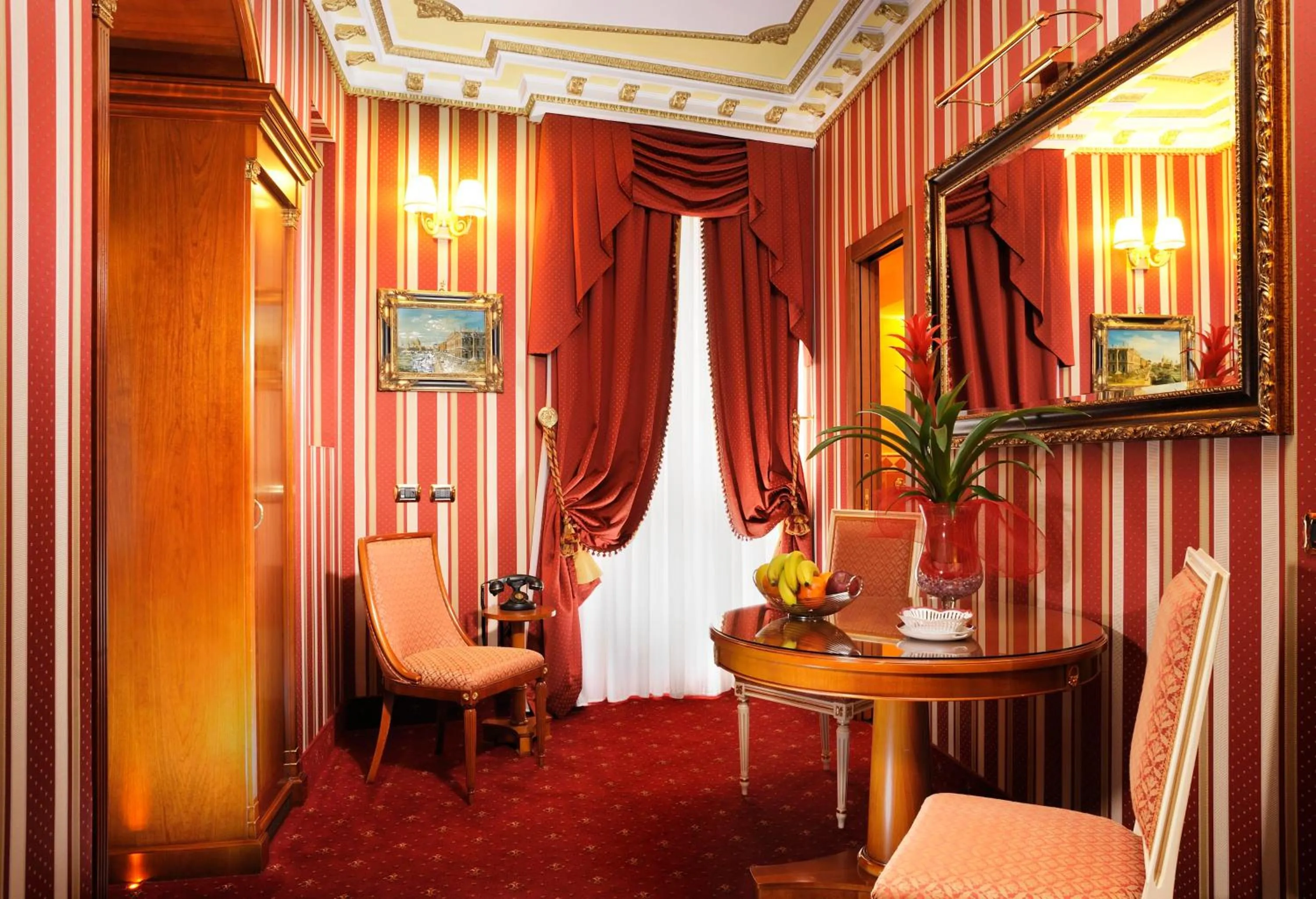 Seating area in Hotel Manfredi Suite In Rome