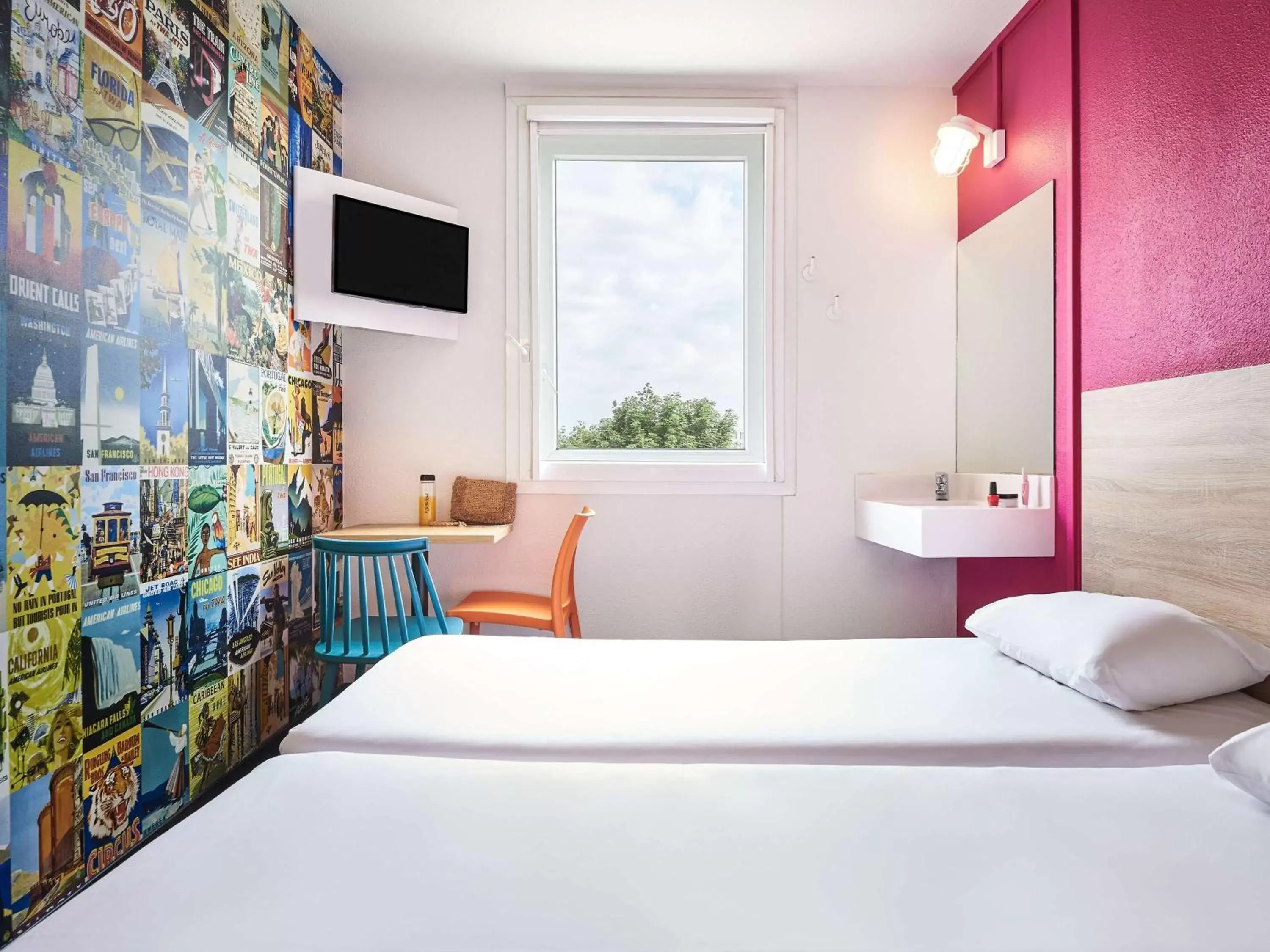 Bathroom, Bed in hotelF1 Saint Witz A1 Hôtel