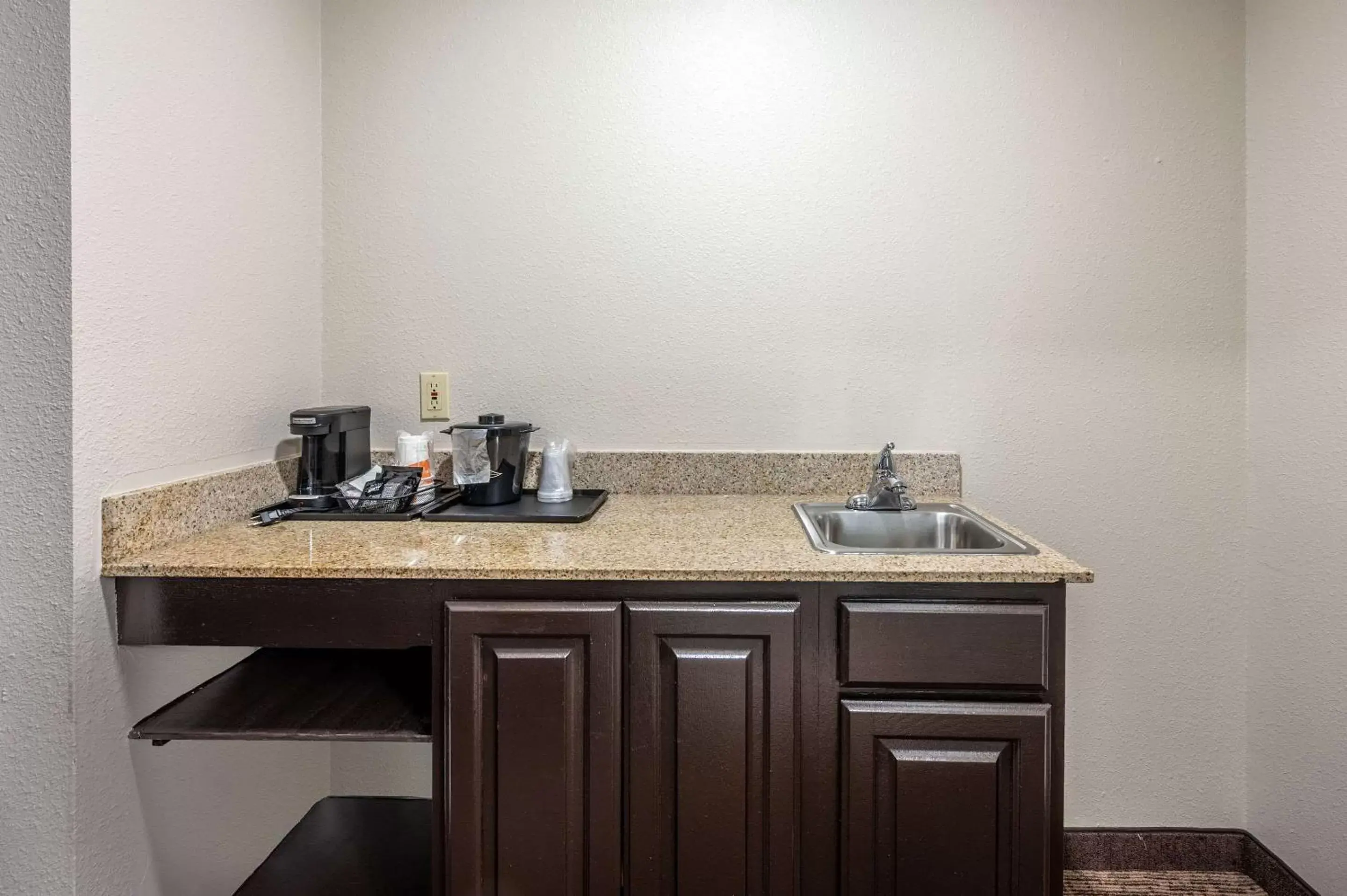 Bedroom, Kitchen/Kitchenette in Sleep Inn & Suites Birmingham - Hoover