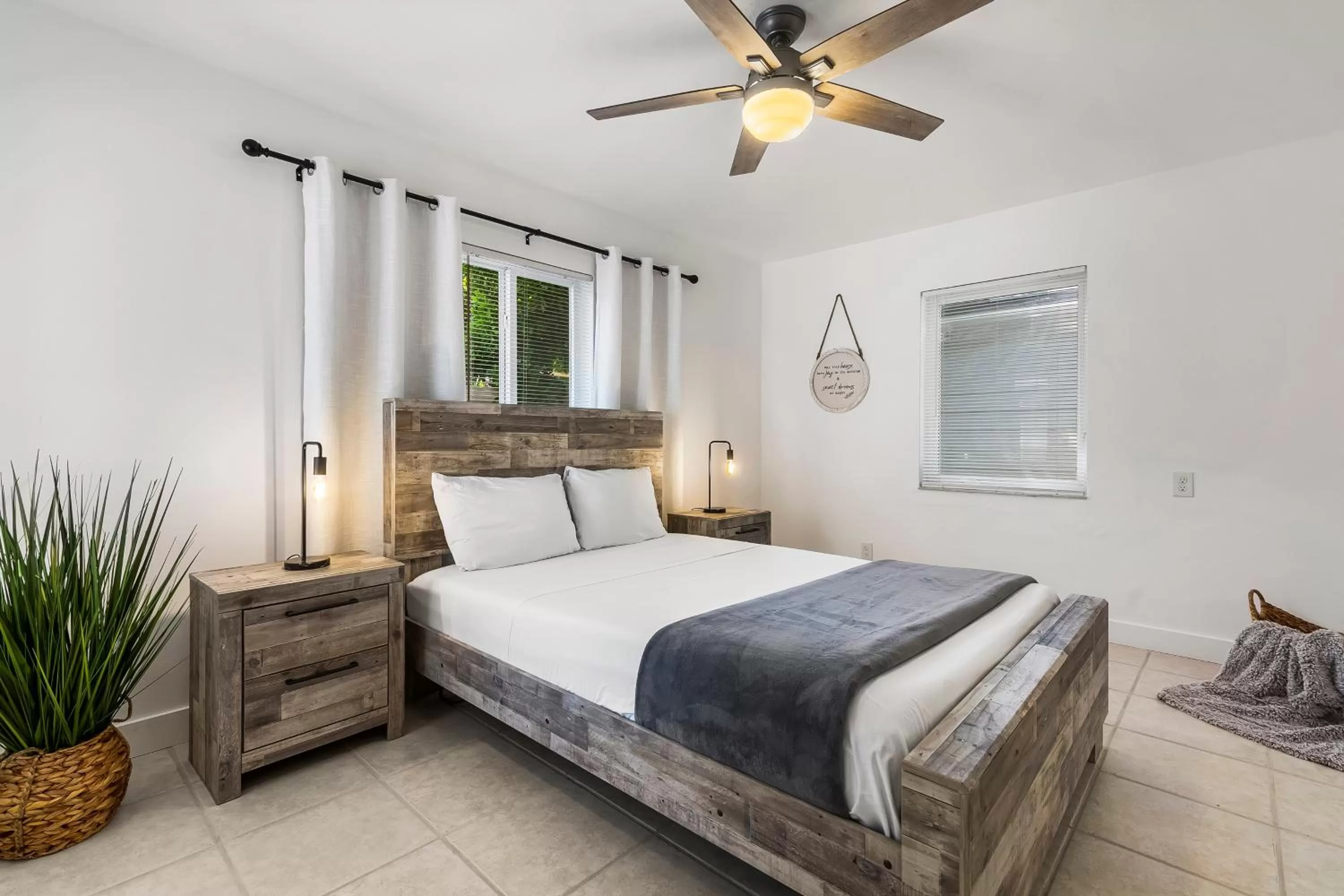 Bedroom, Bed in Alani Bay Premium Condos