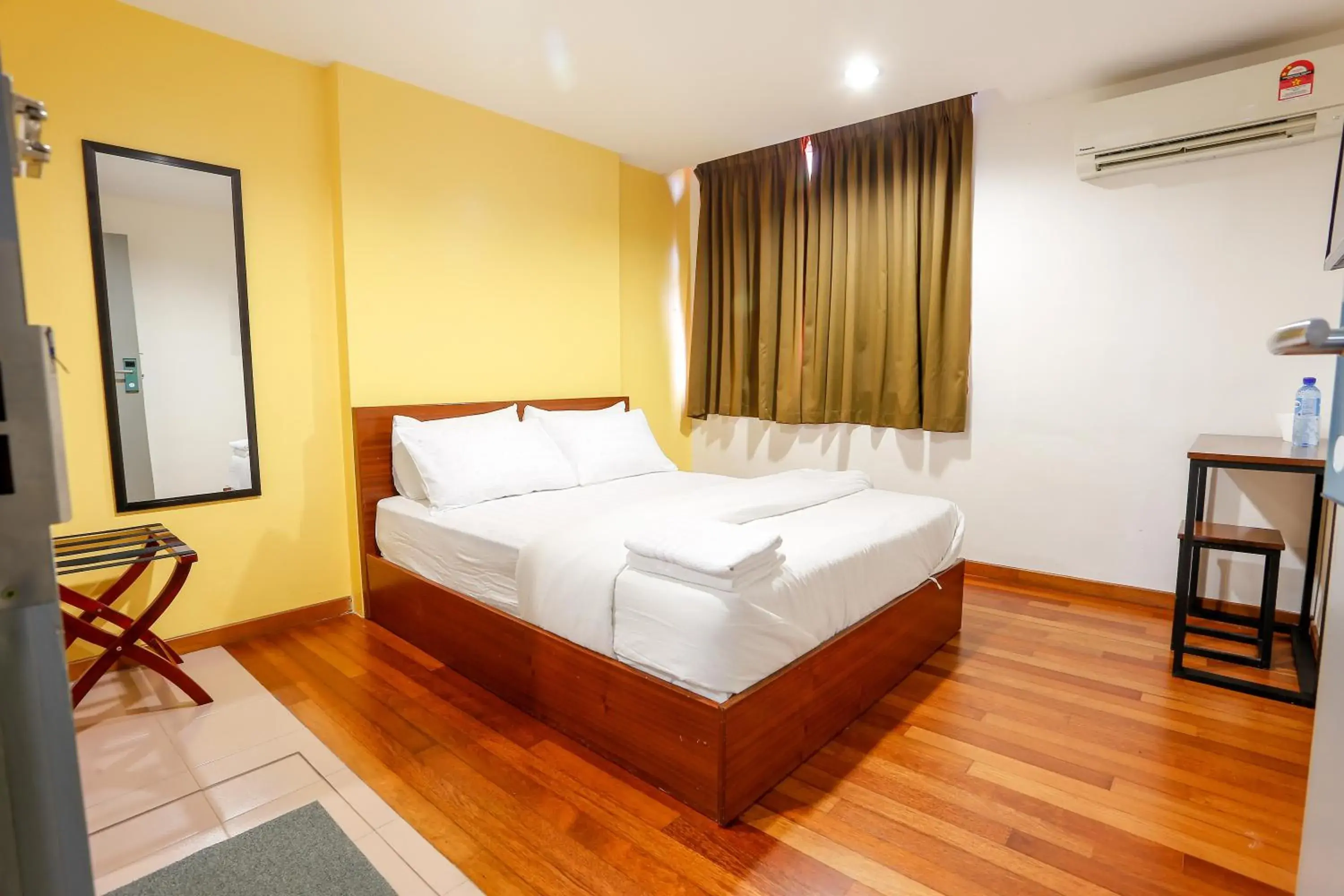 Bedroom, Bed in Lux Hotel