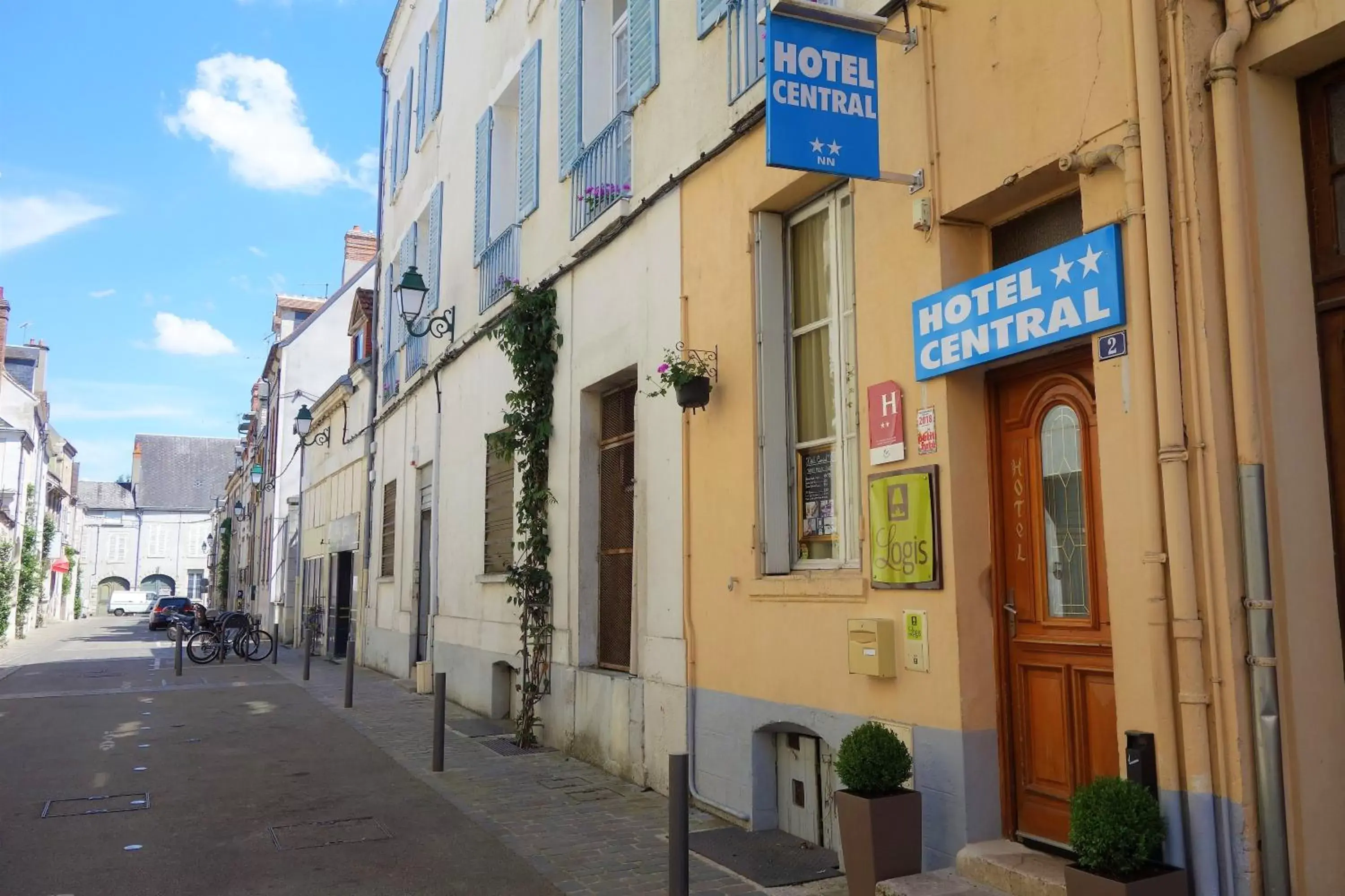 Facade/entrance in Logis Hôtel Central