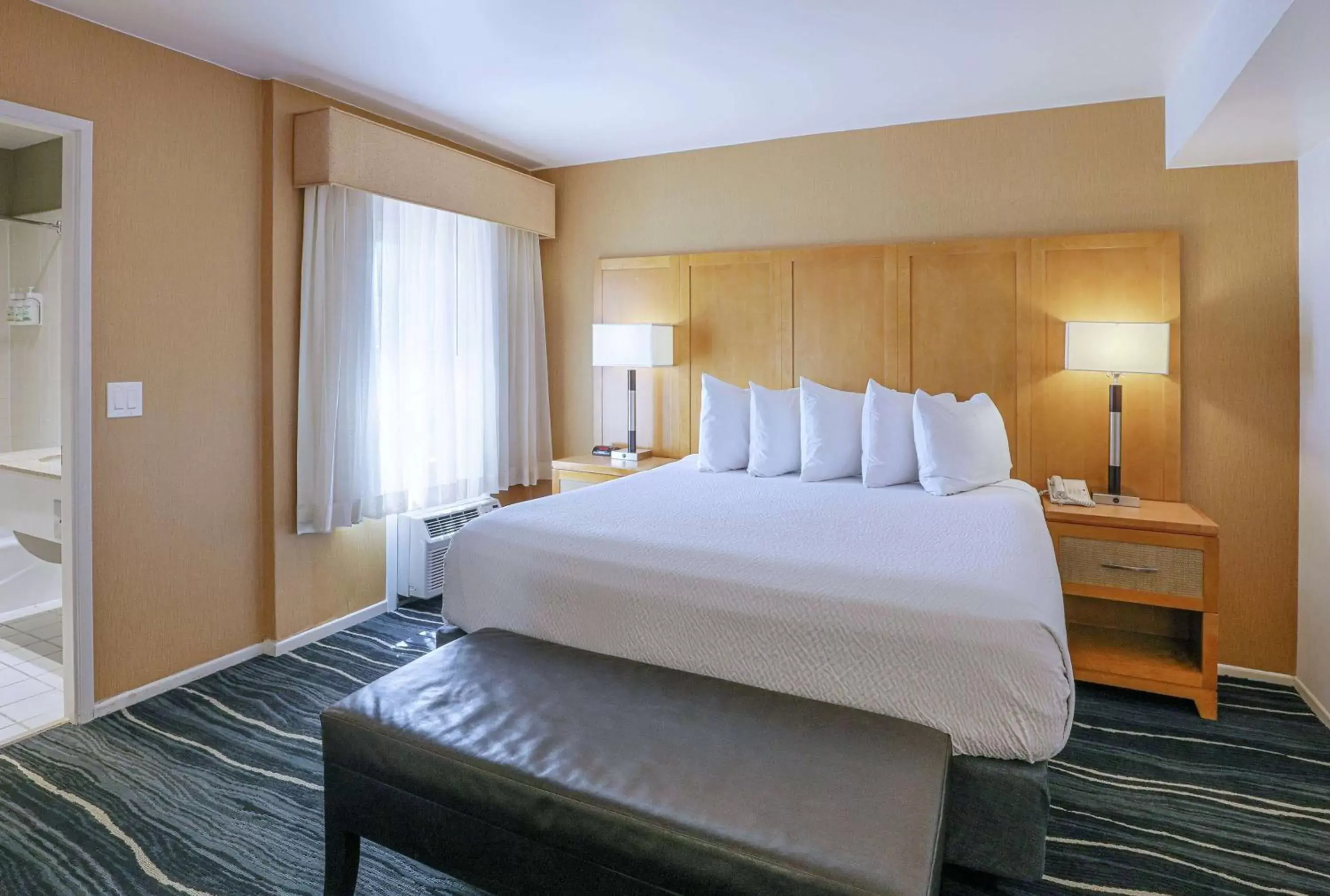 Photo of the whole room, Bed in Ramada by Wyndham Costa Mesa/Newport Beach