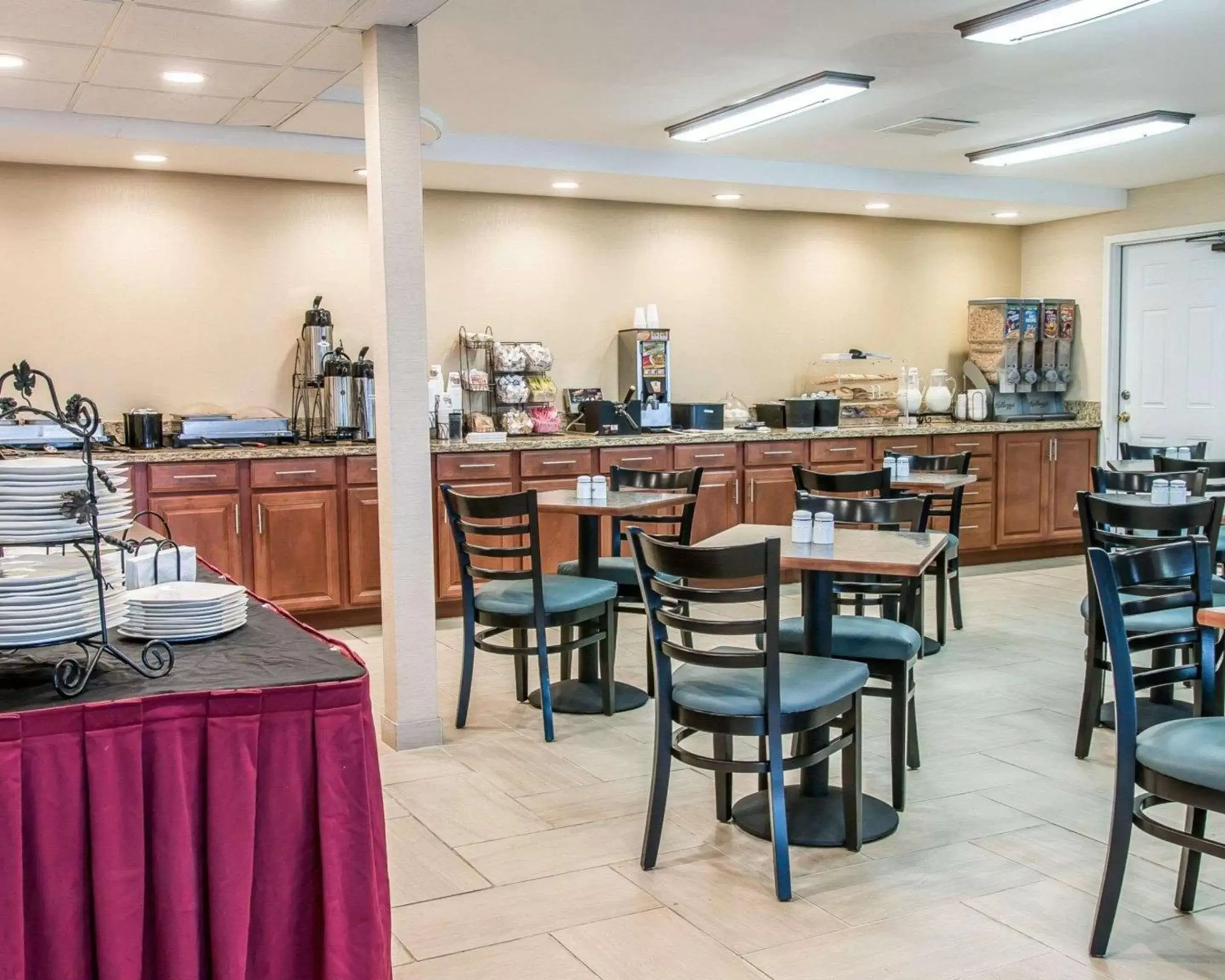 Restaurant/Places to Eat in Clarion Inn I-94 near Expo Center