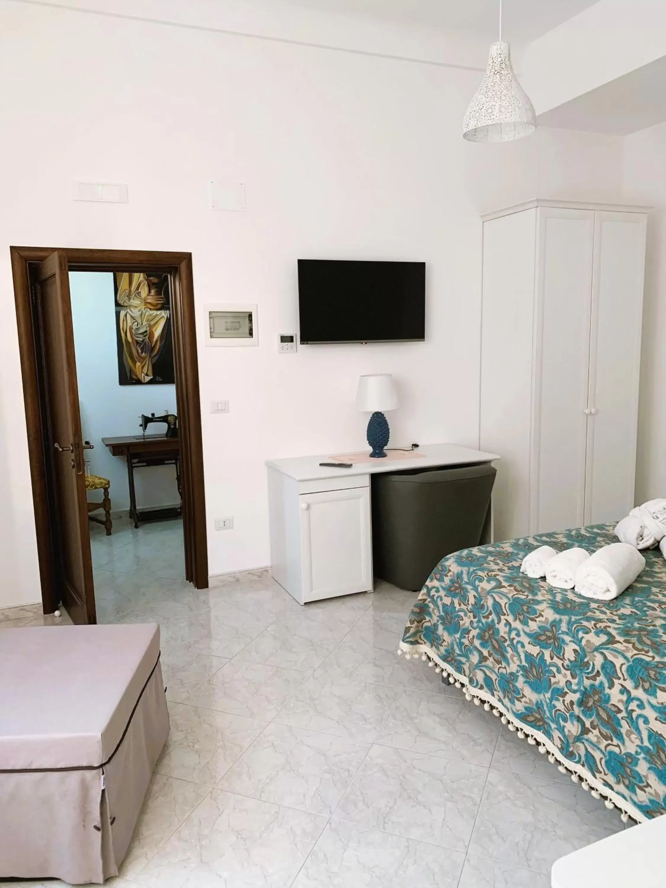 Bed, TV/Entertainment Center in B&B Villa Maggi