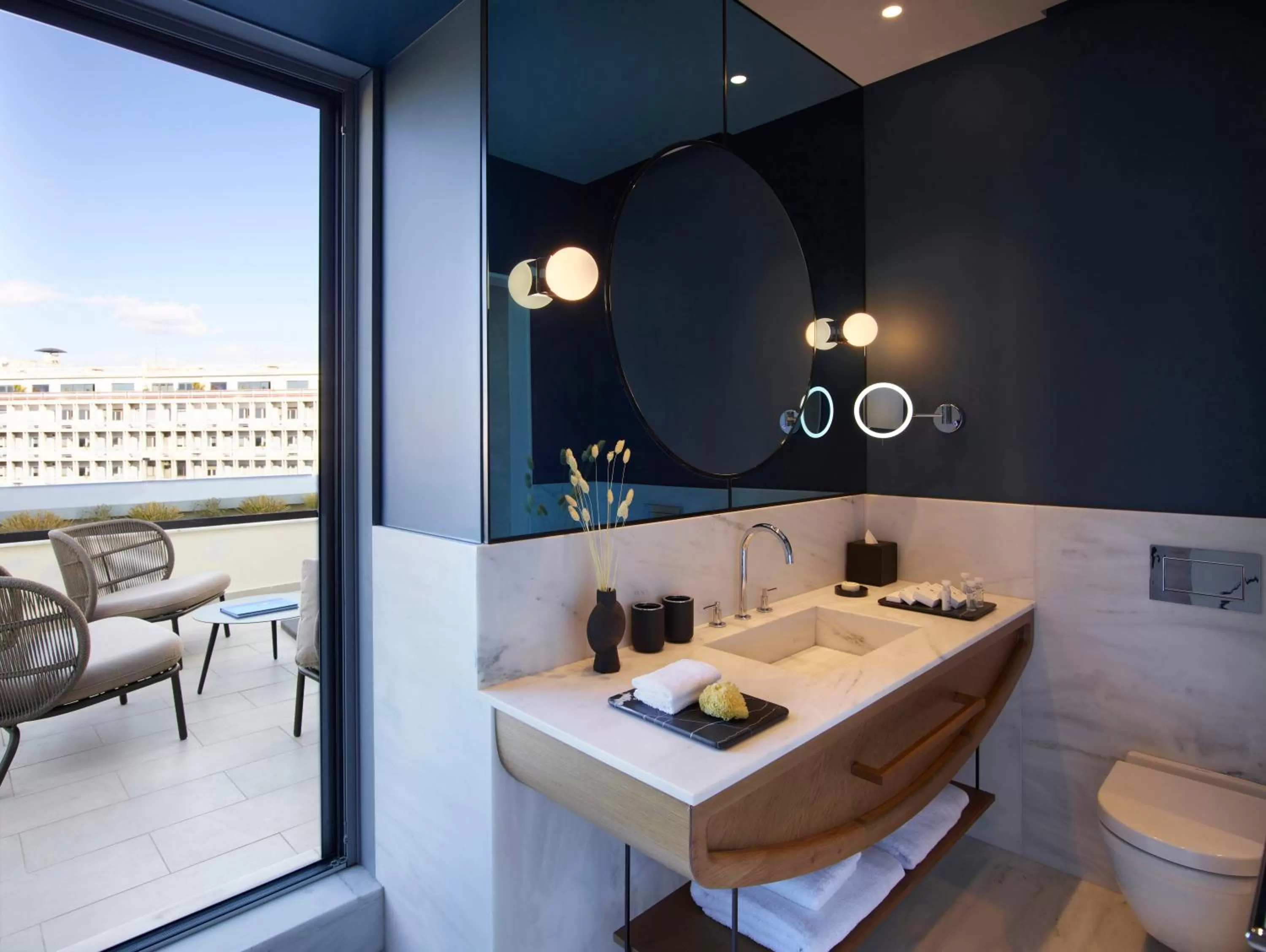 Bathroom in xenodocheio Milos