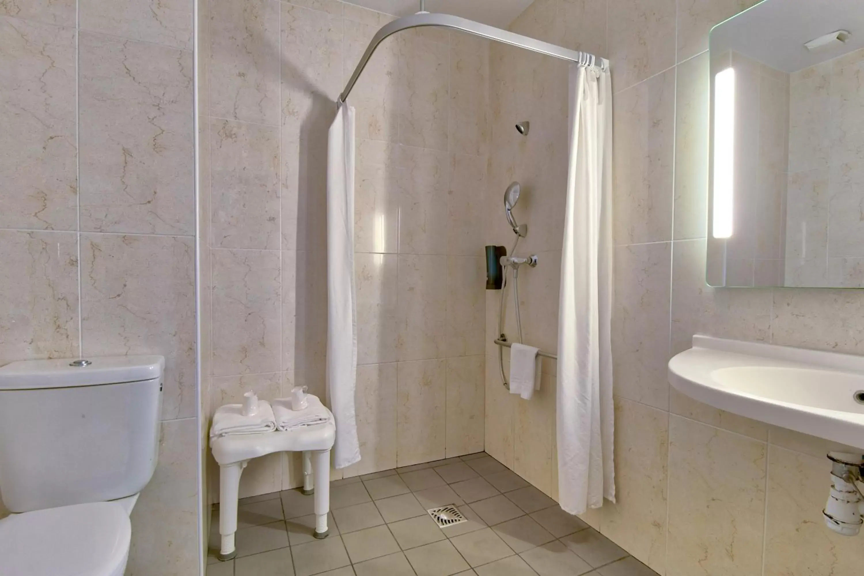 Bathroom in B&B HOTEL Bayonne Tarnos